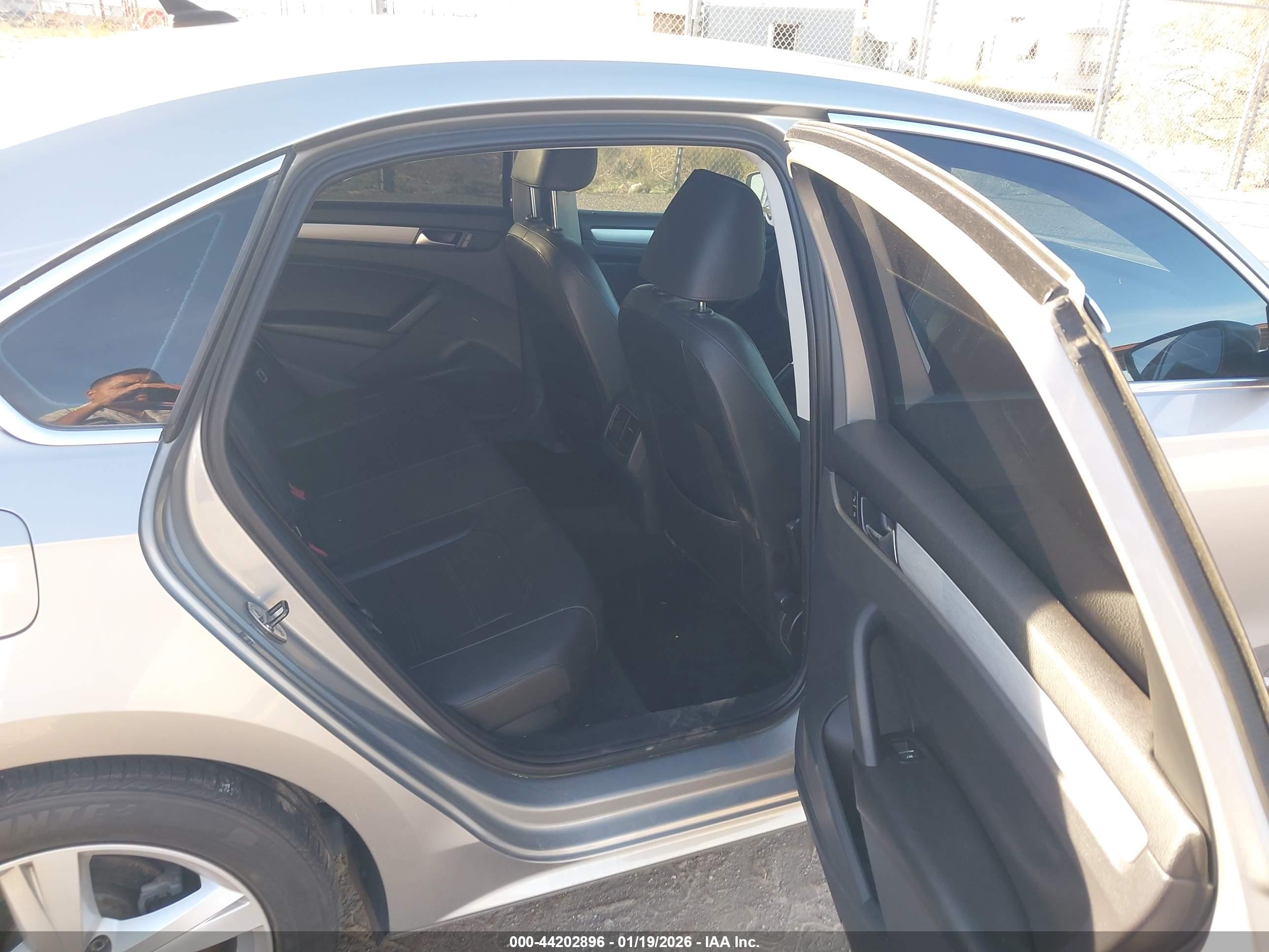 VOLKSWAGEN PASSAT image 8