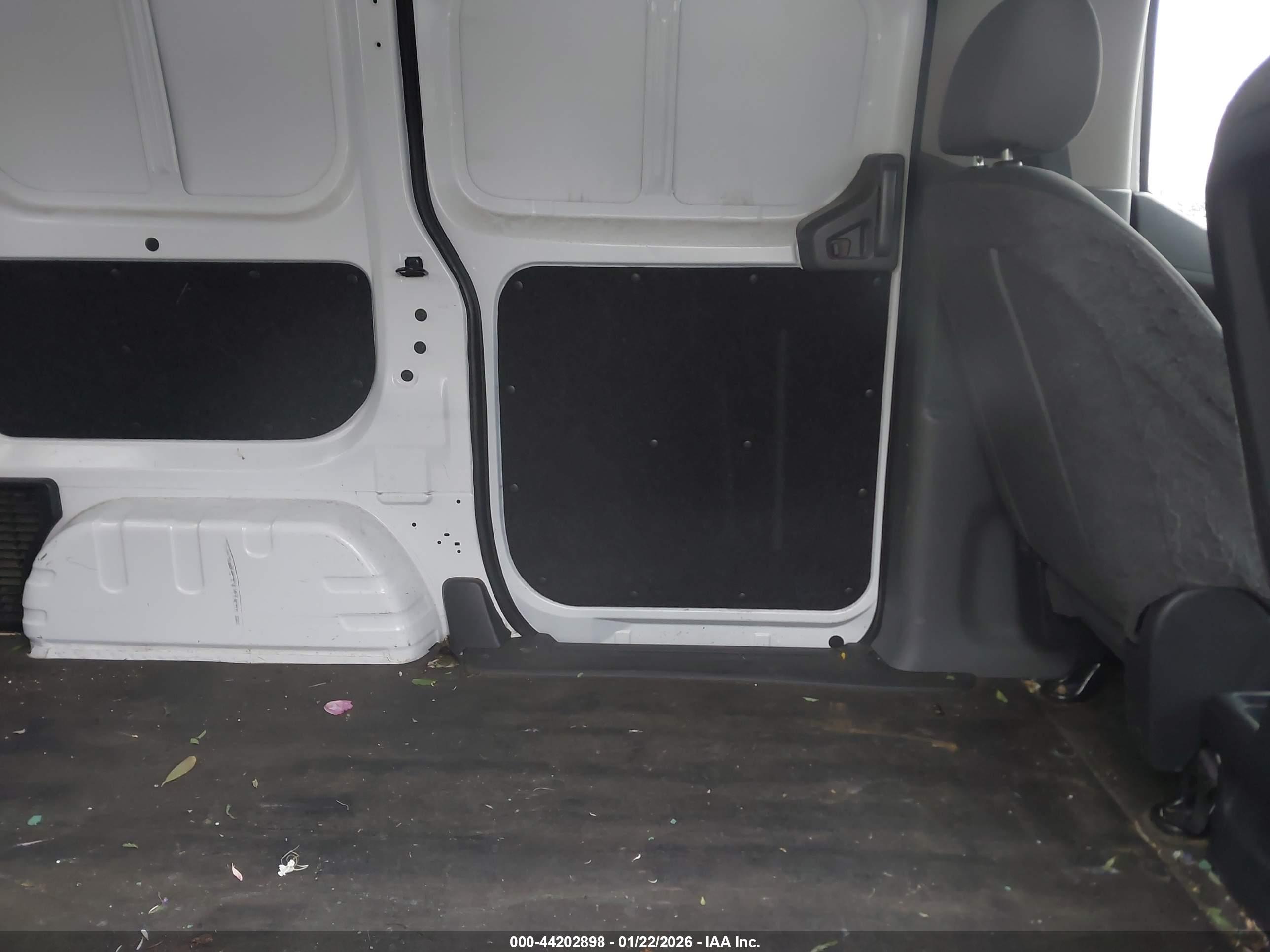 NISSAN NV200 image 8