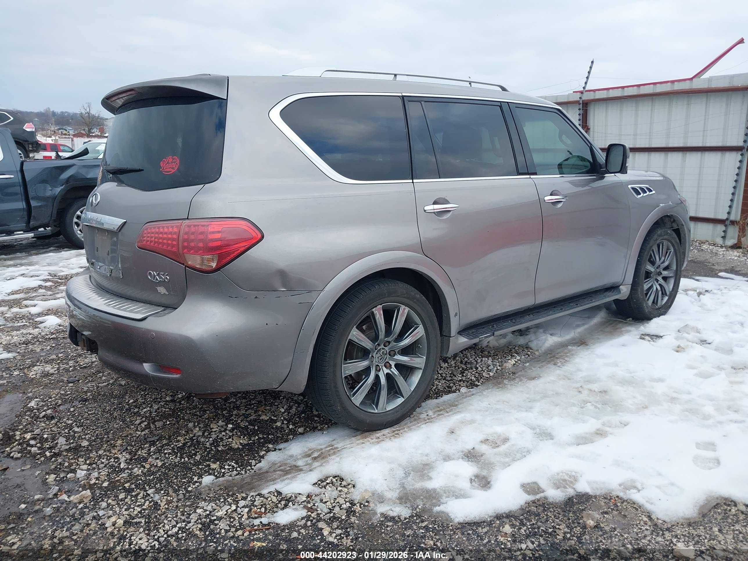 INFINITI QX56 image 4