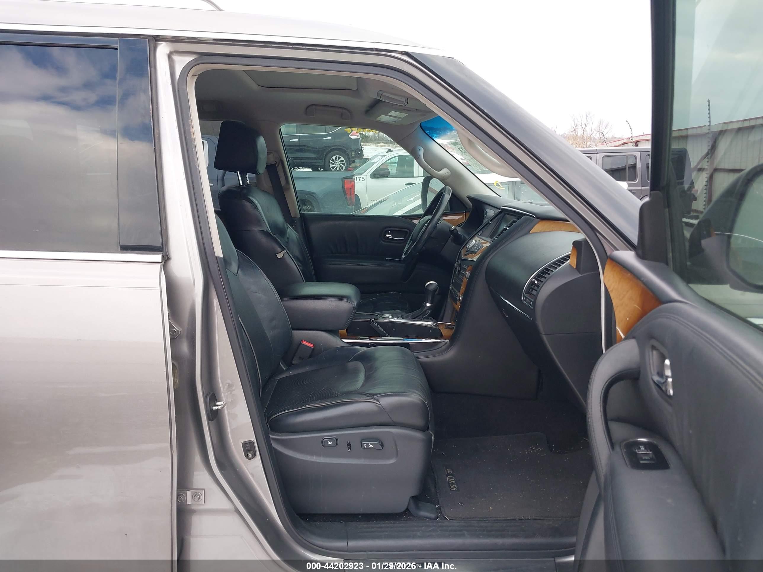 INFINITI QX56 image 5