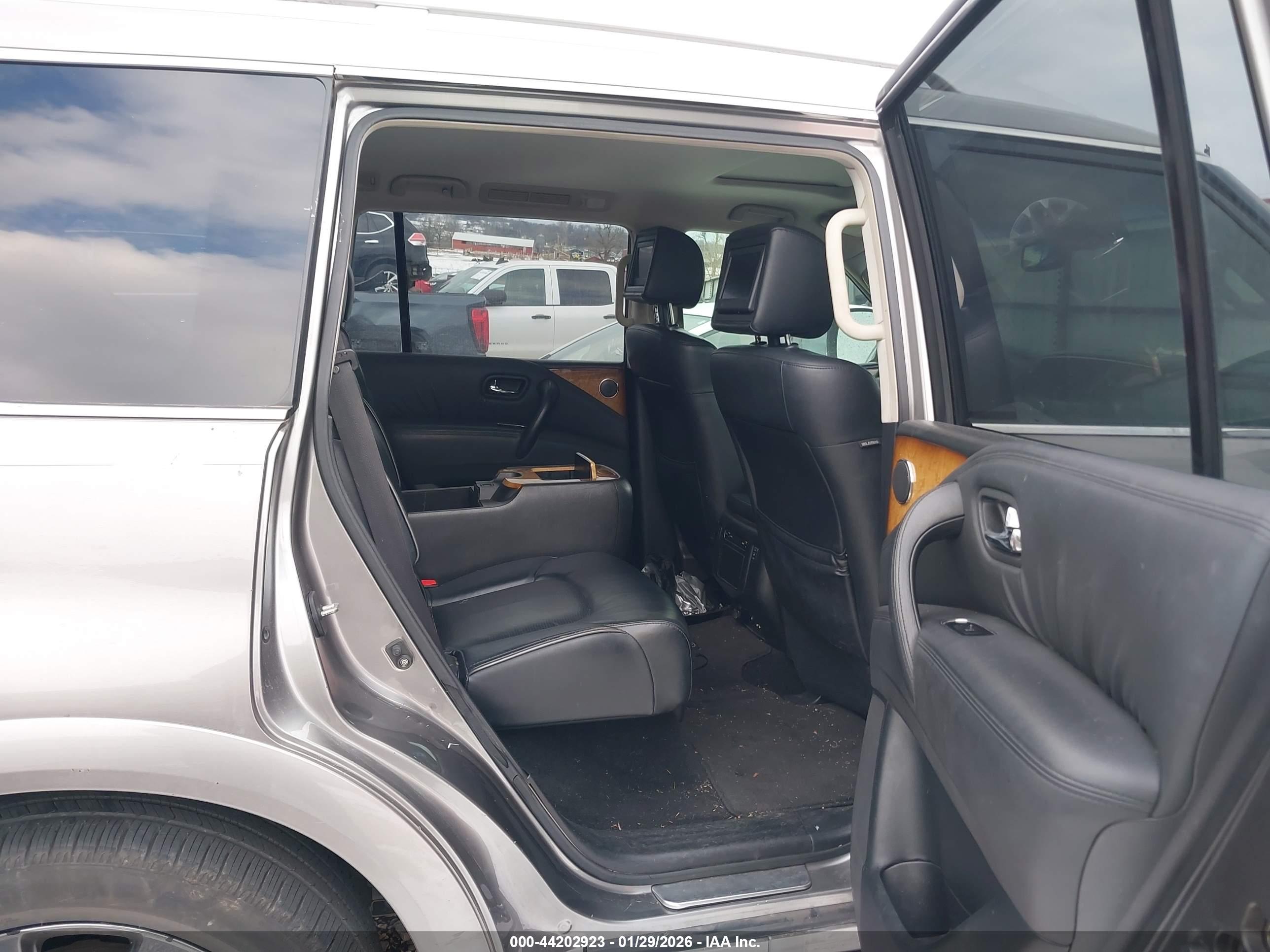 INFINITI QX56 image 8