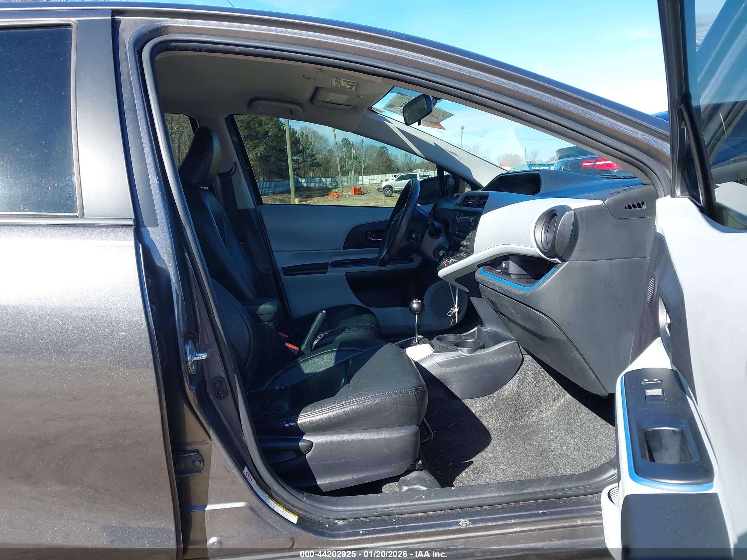 TOYOTA PRIUS image 5
