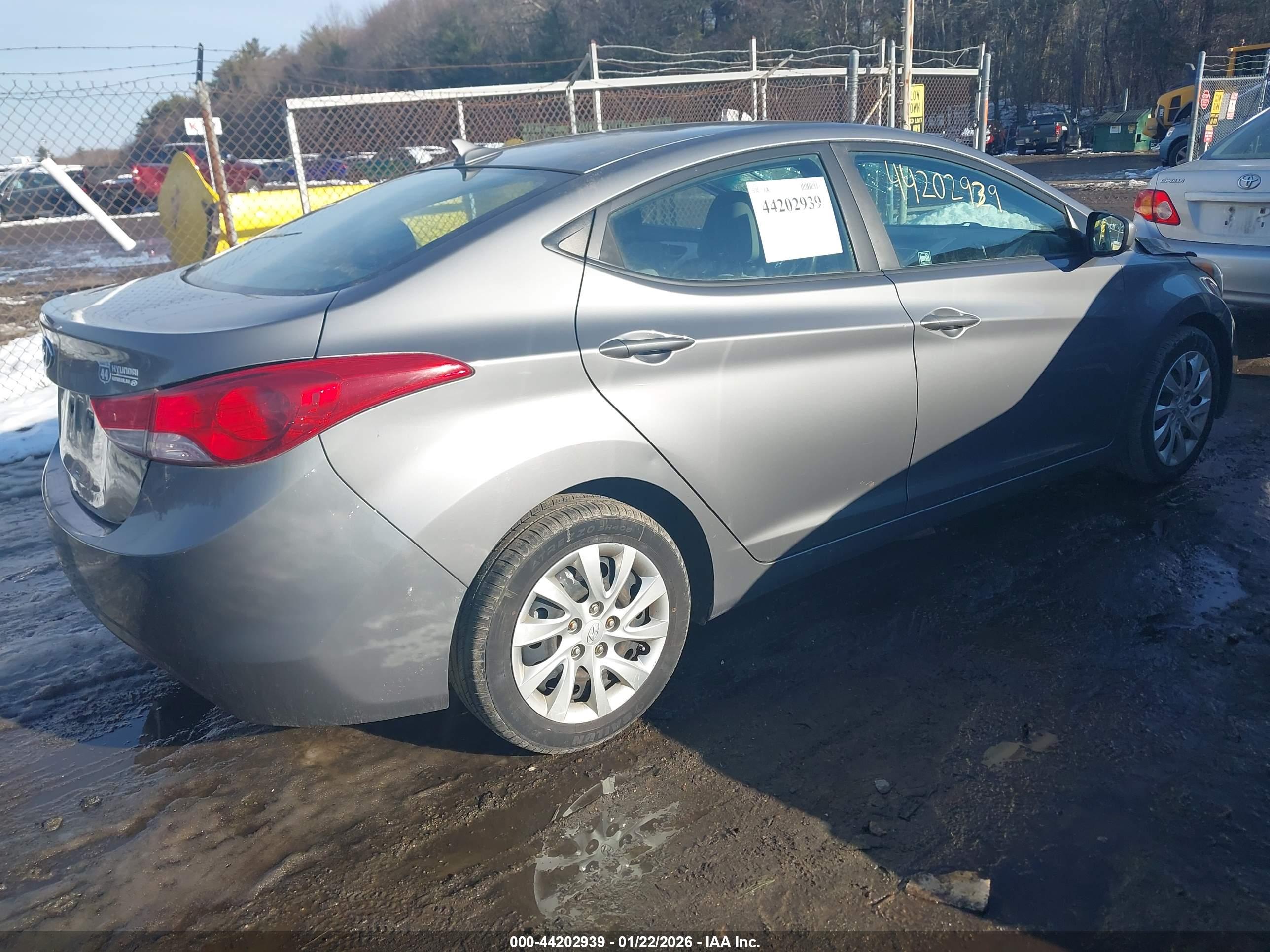HYUNDAI ELANTRA image 4
