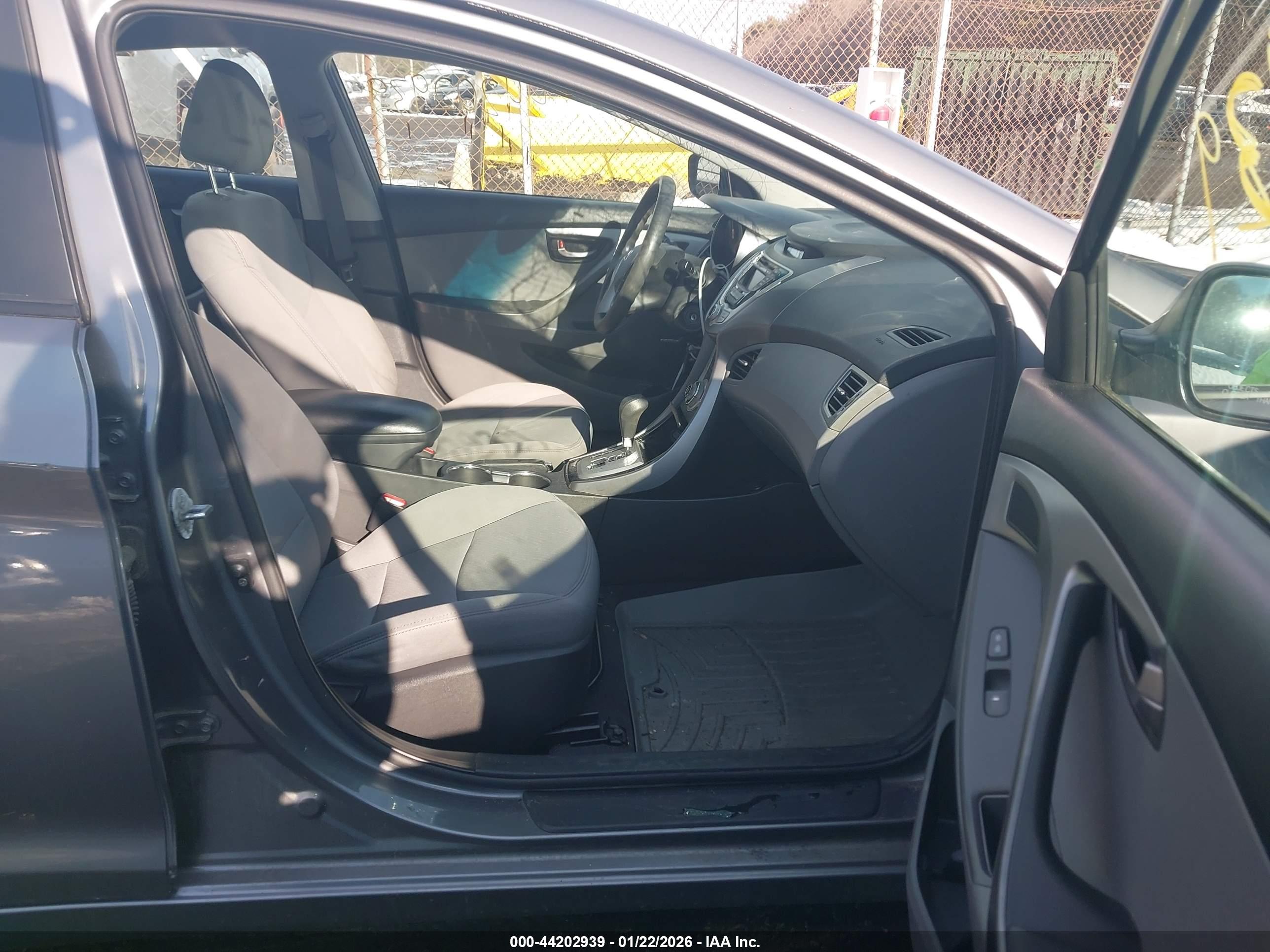 HYUNDAI ELANTRA image 5