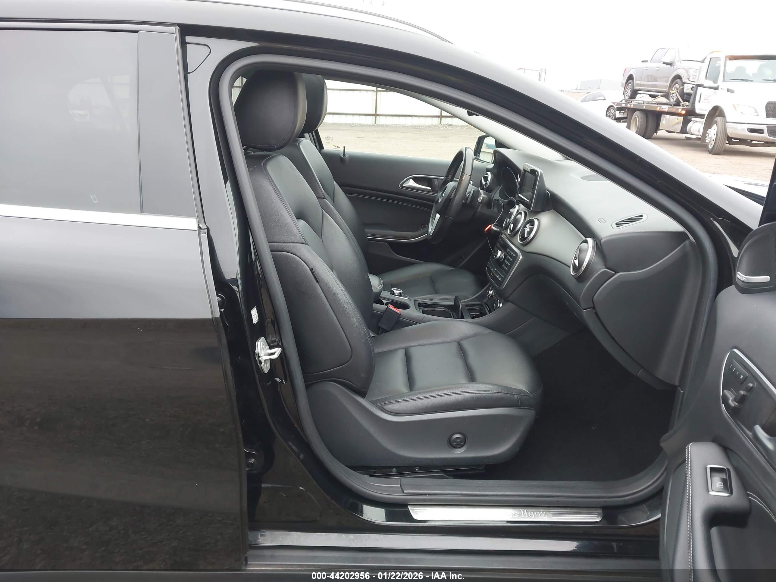 MERCEDES-BENZ GLA image 5