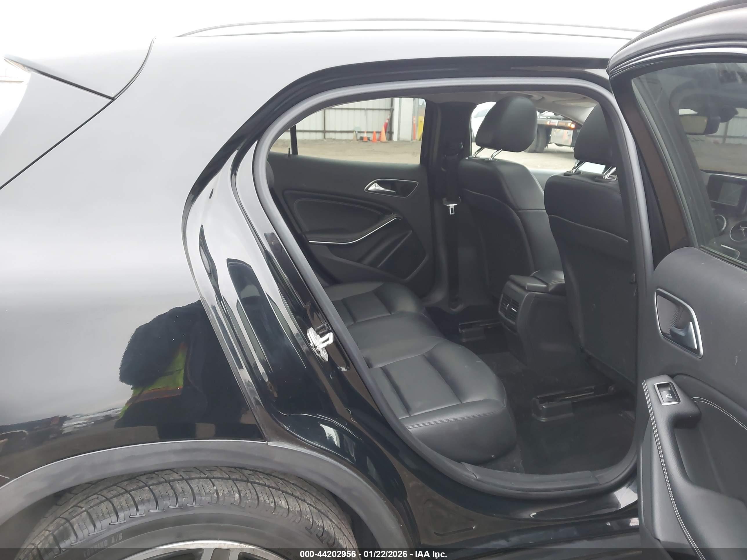 MERCEDES-BENZ GLA image 8