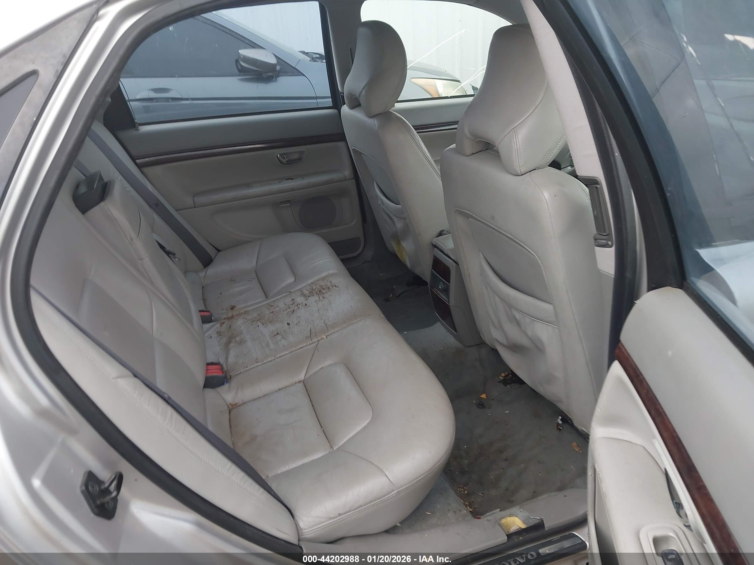 VOLVO S80 image 8