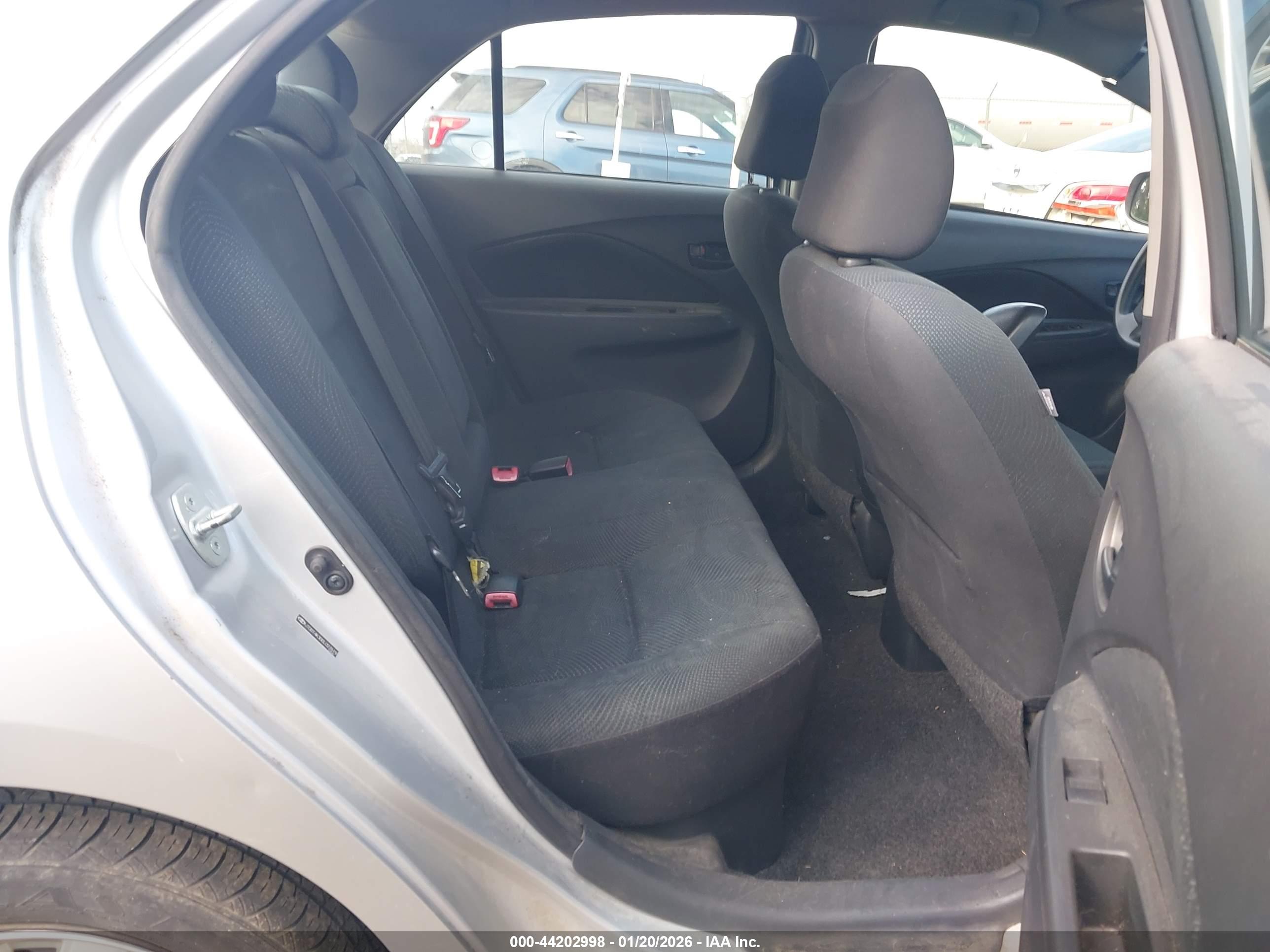 TOYOTA YARIS image 8
