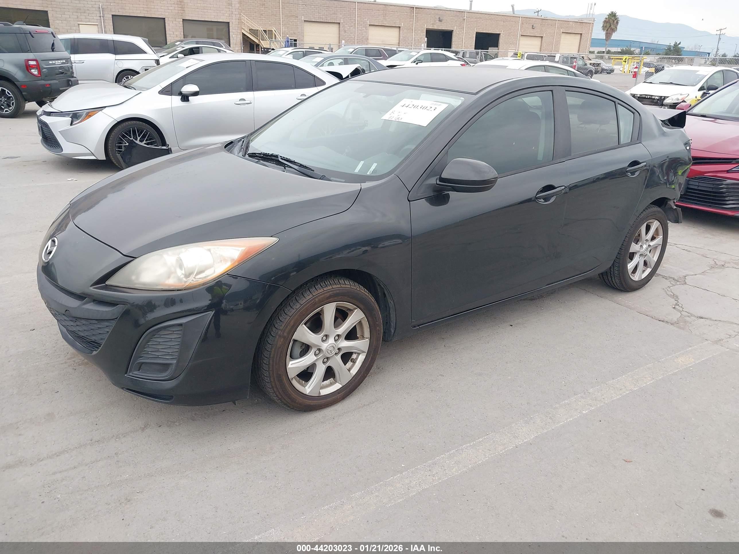 MAZDA MAZDA3 image 2