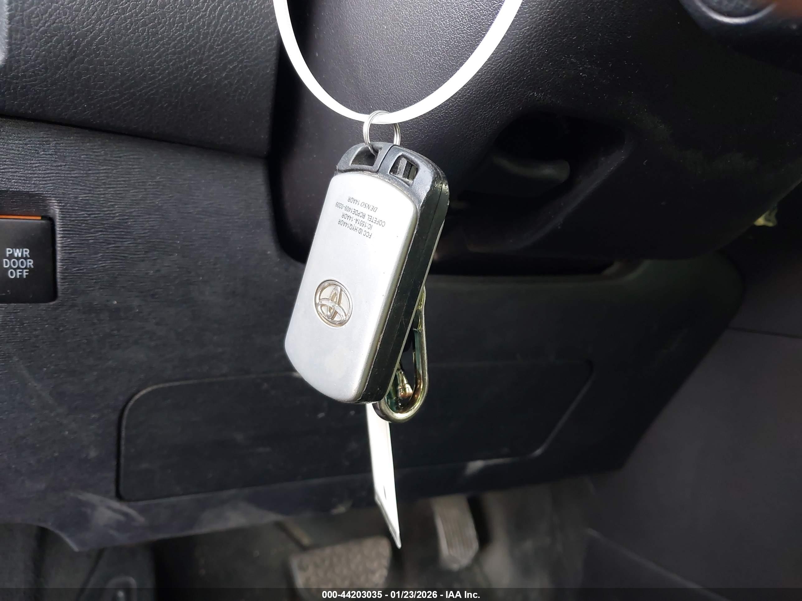 TOYOTA SIENNA image 11