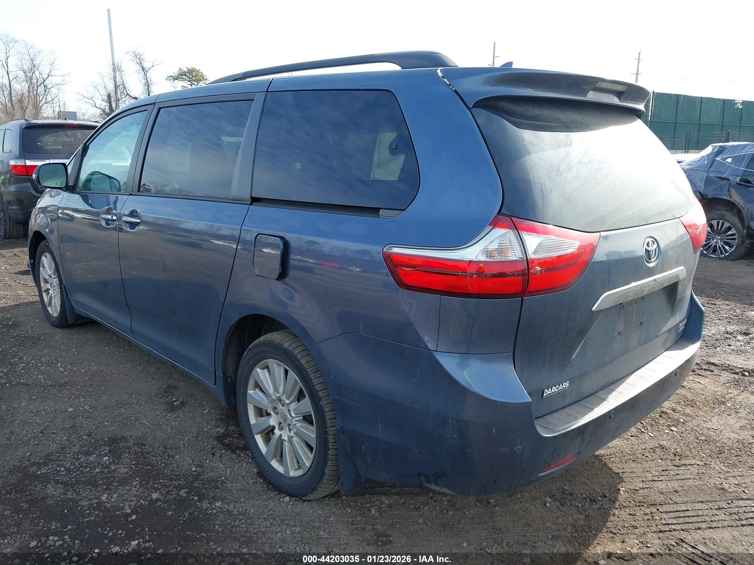 TOYOTA SIENNA image 3