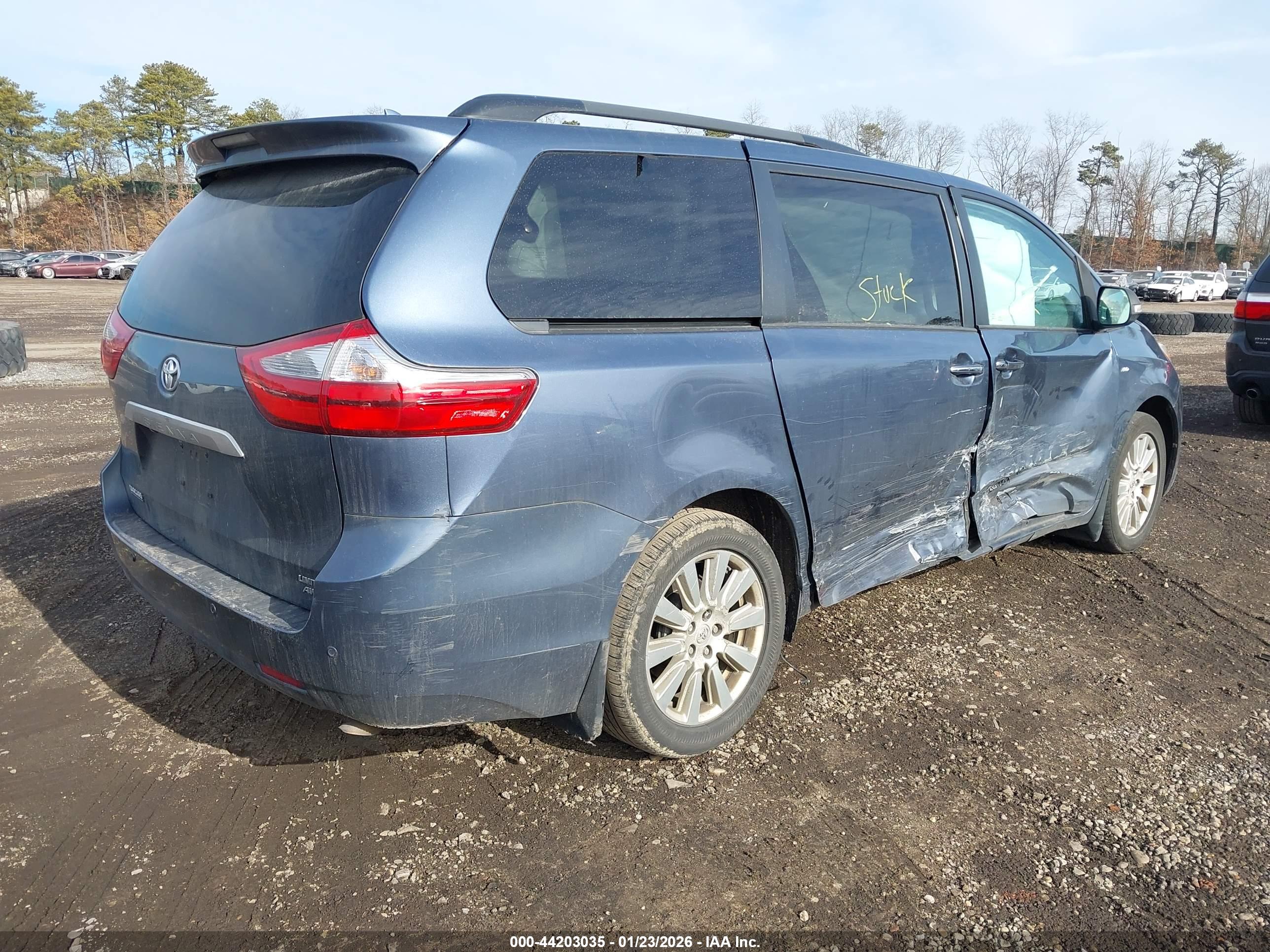 TOYOTA SIENNA image 4