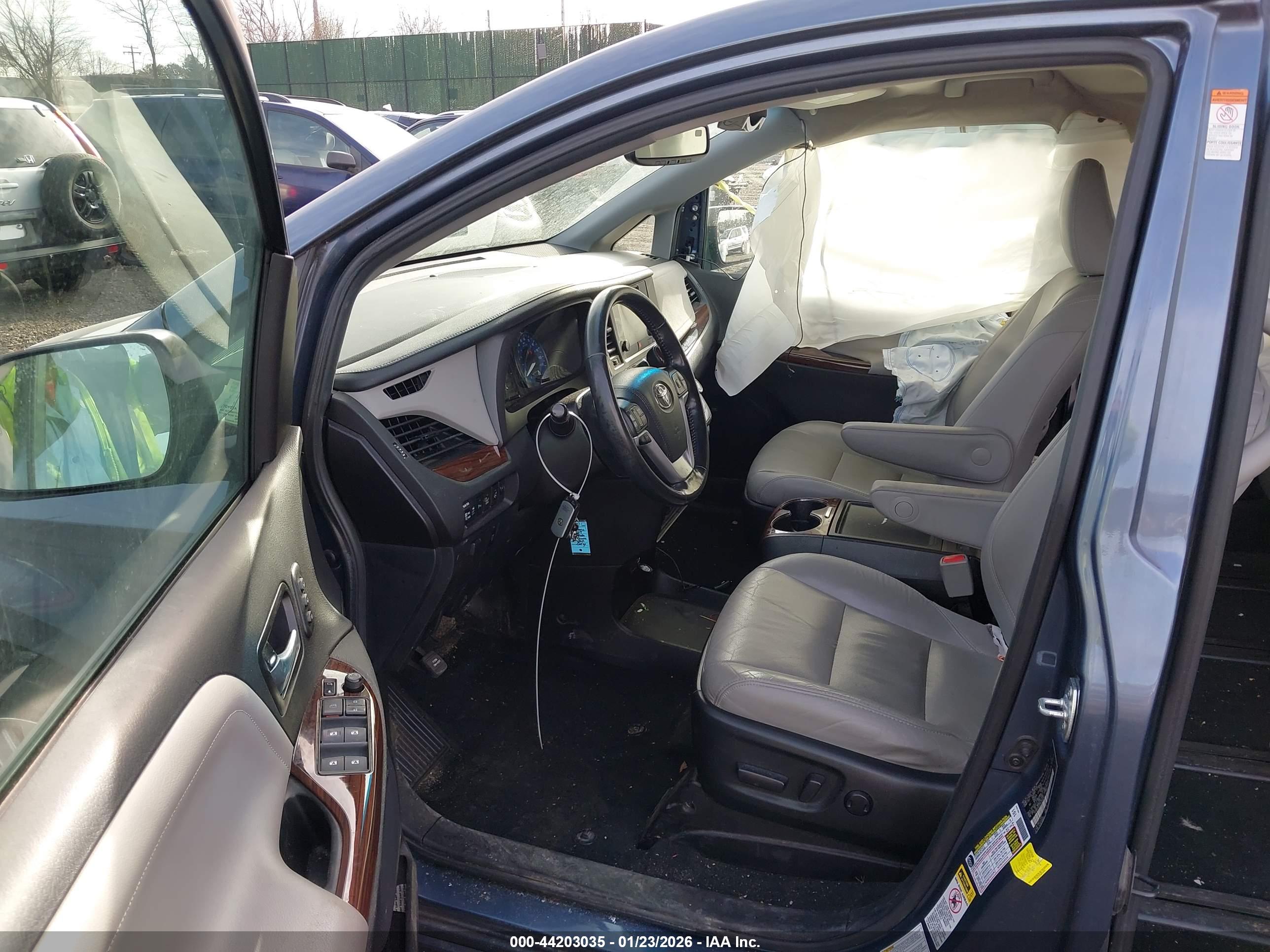 TOYOTA SIENNA image 5