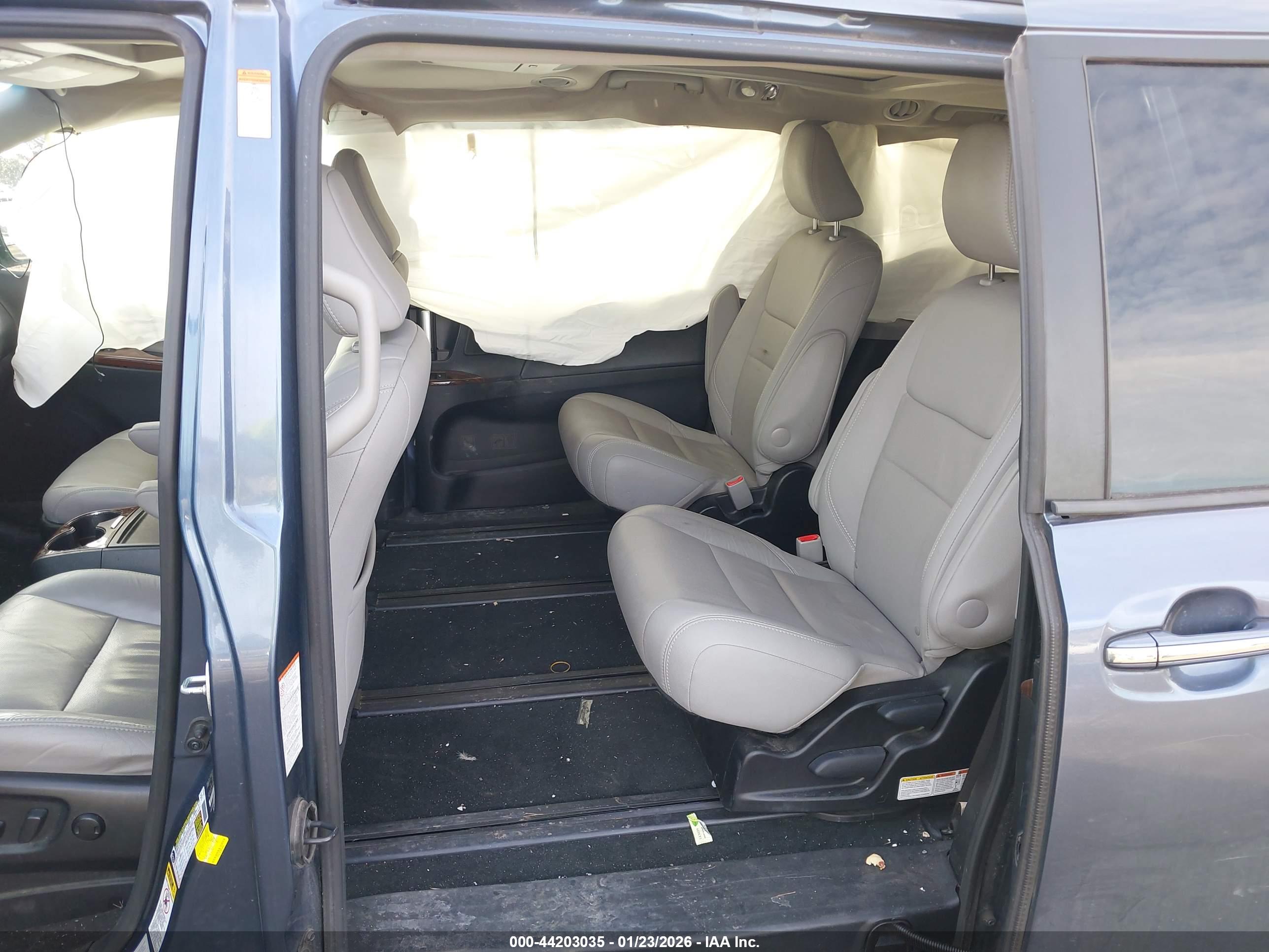 TOYOTA SIENNA image 8