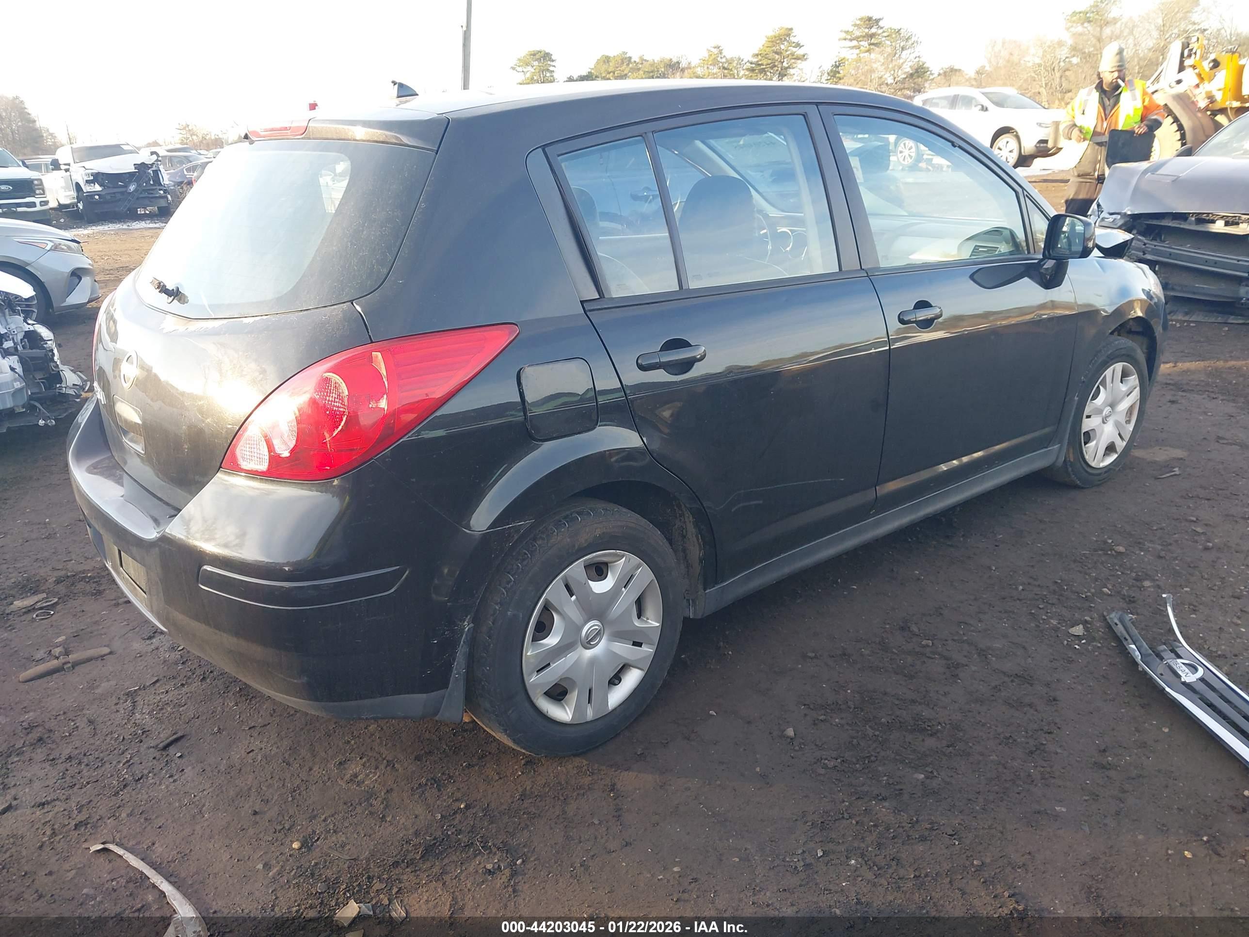 NISSAN VERSA image 4