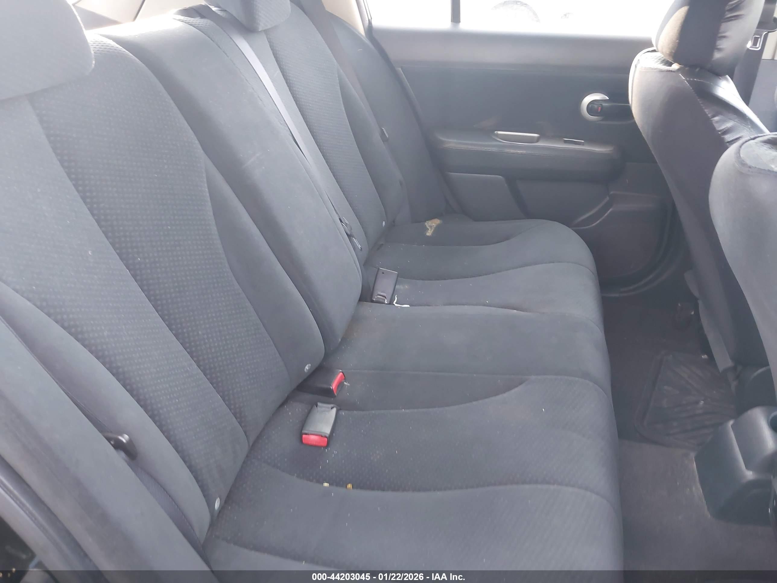 NISSAN VERSA image 8