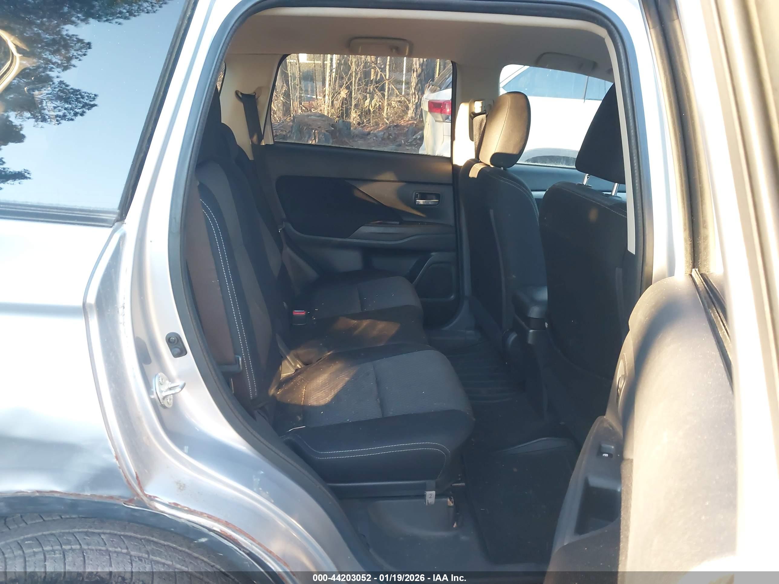 MITSUBISHI OUTLANDER image 8
