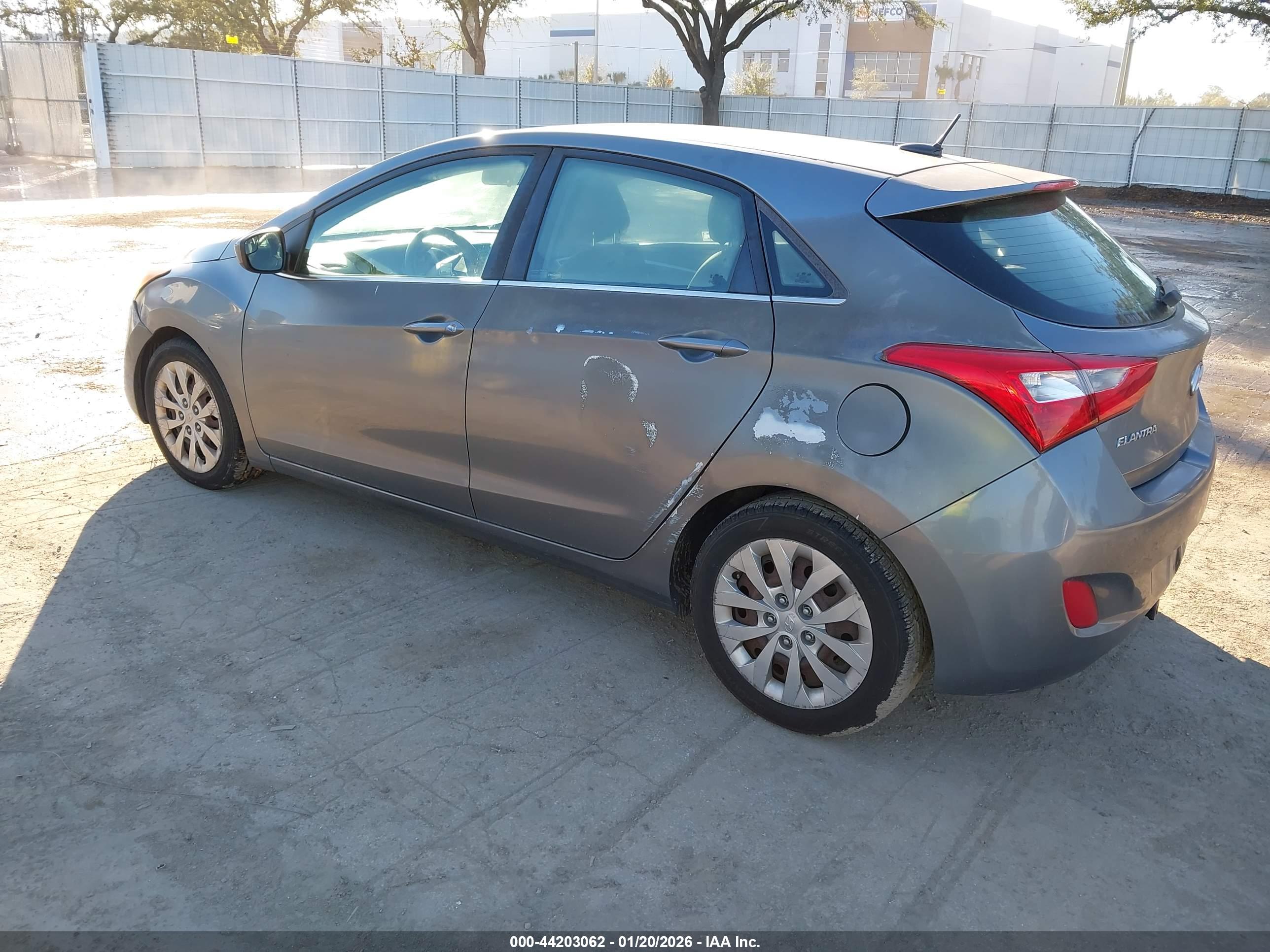HYUNDAI ELANTRA image 3