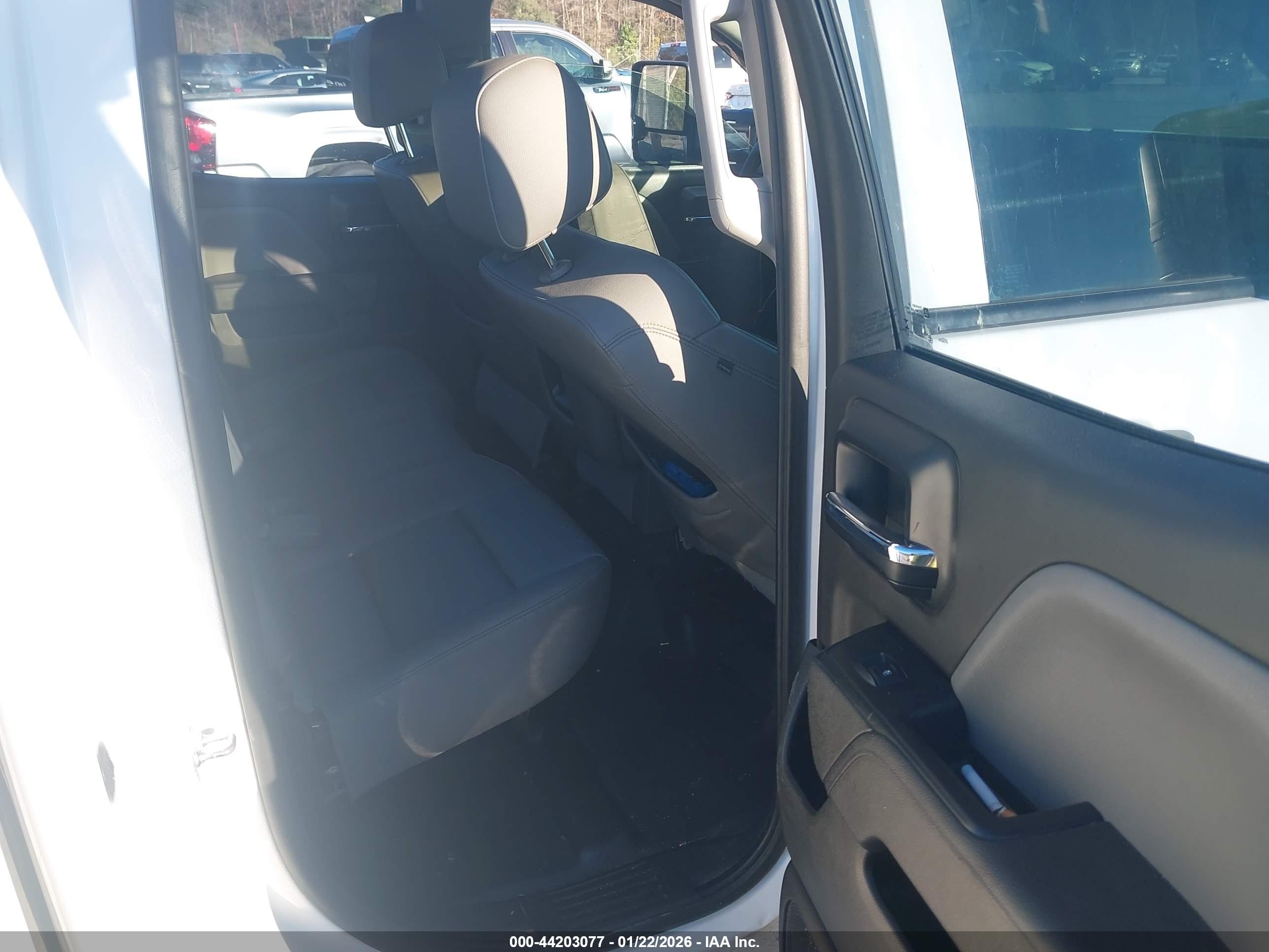 CHEVROLET SILVERADO image 8
