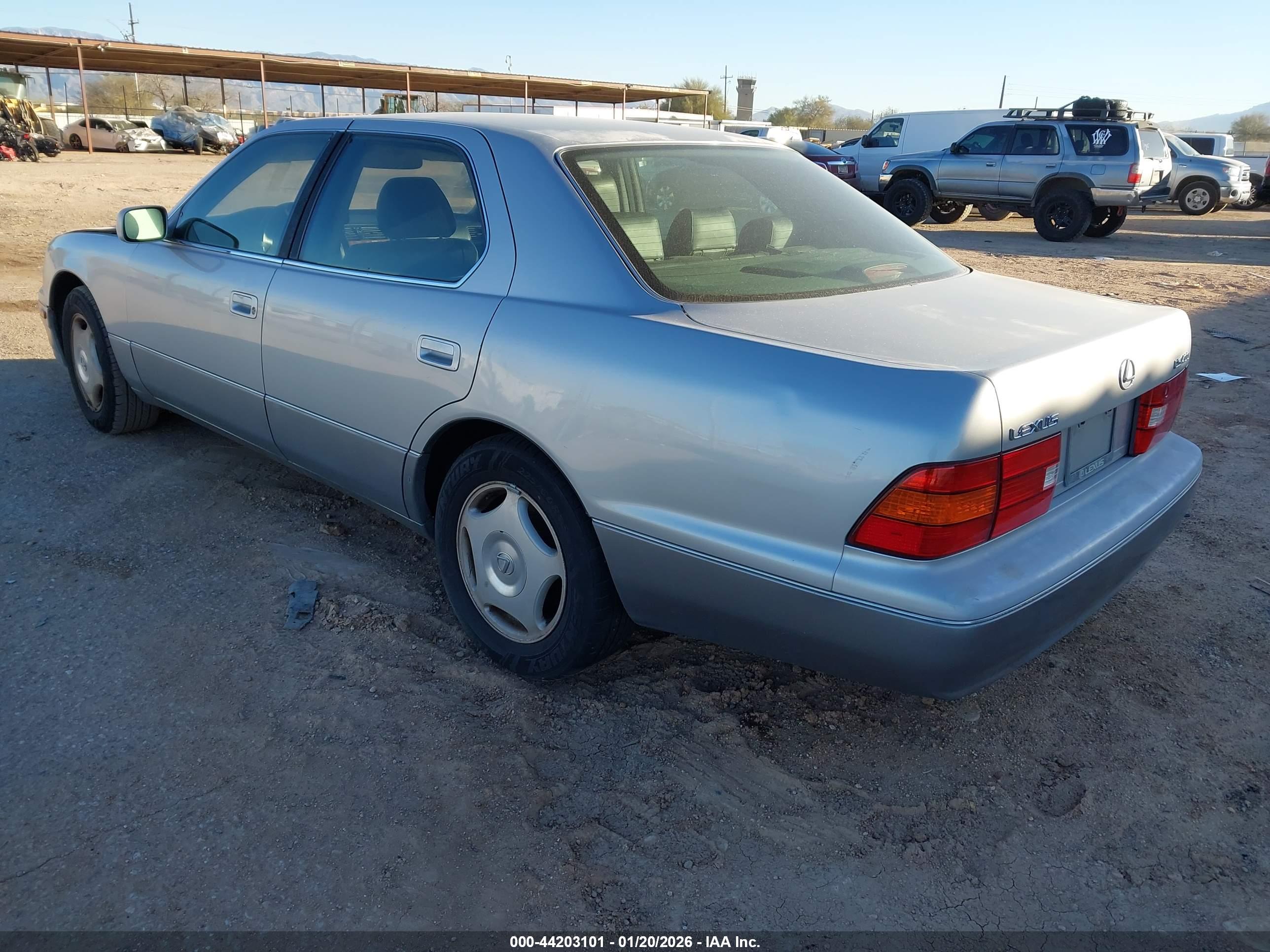 LEXUS LS image 3