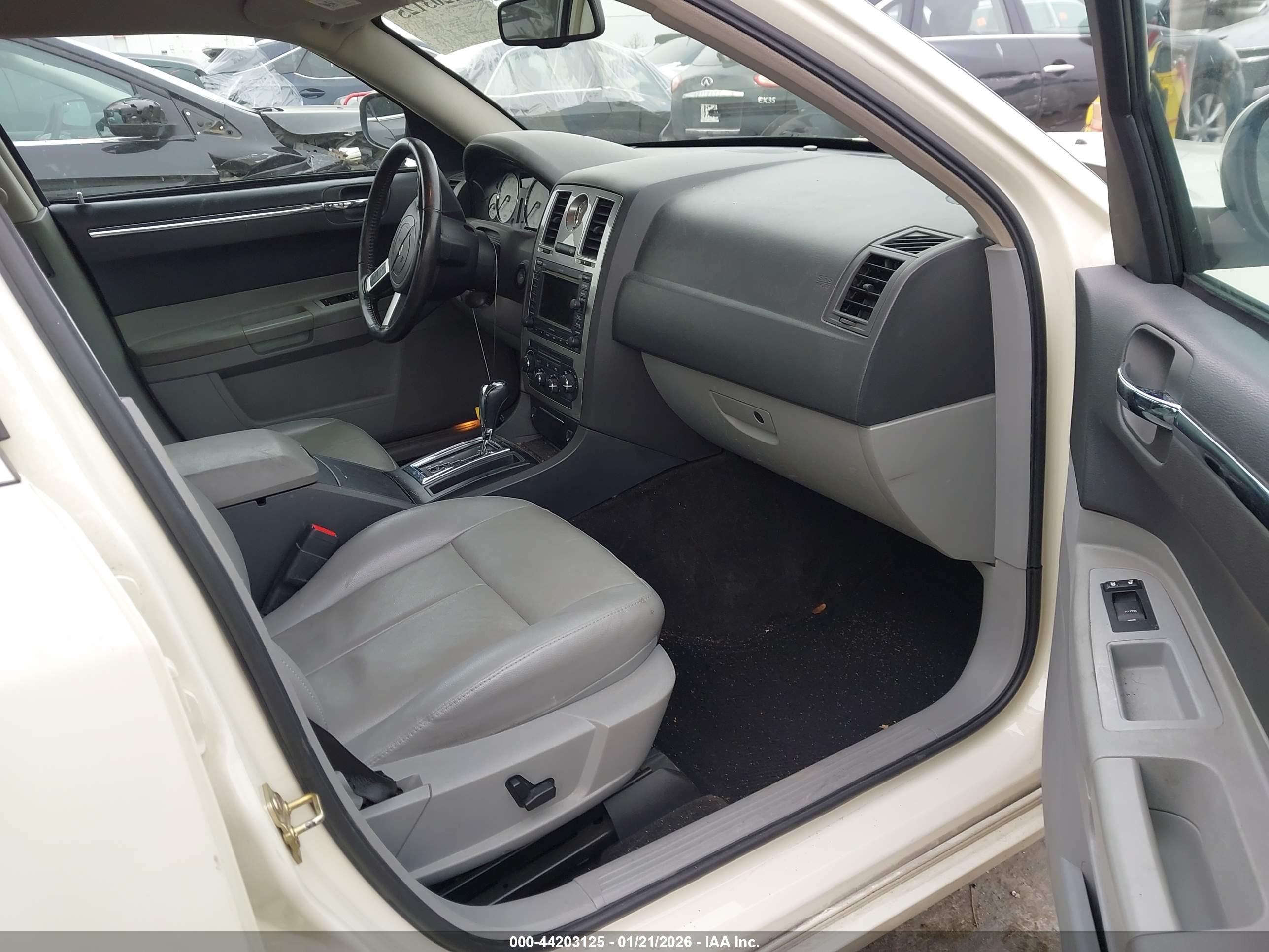 CHRYSLER 300 image 5