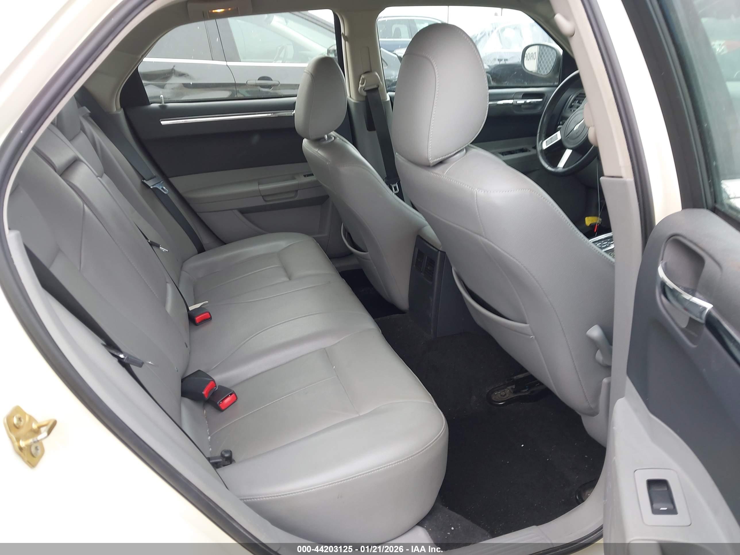 CHRYSLER 300 image 8