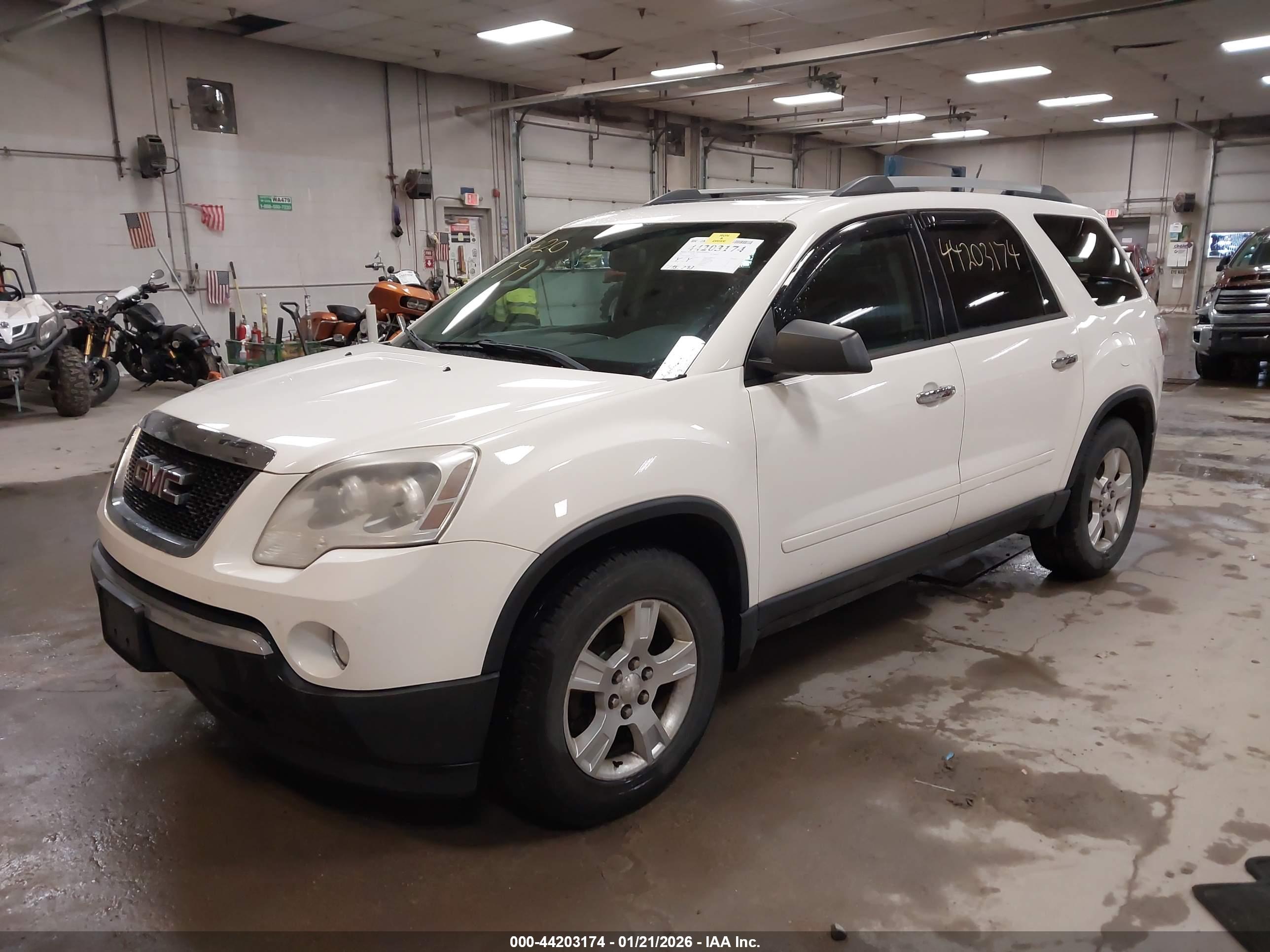 GMC ACADIA image 2
