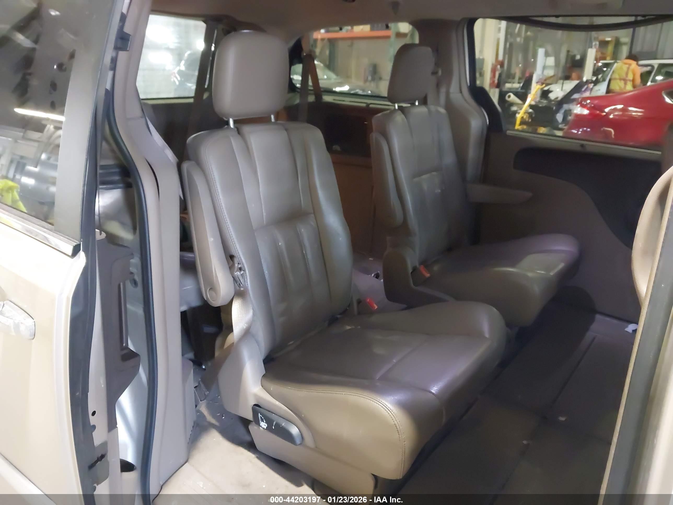 CHRYSLER TOWN image 8