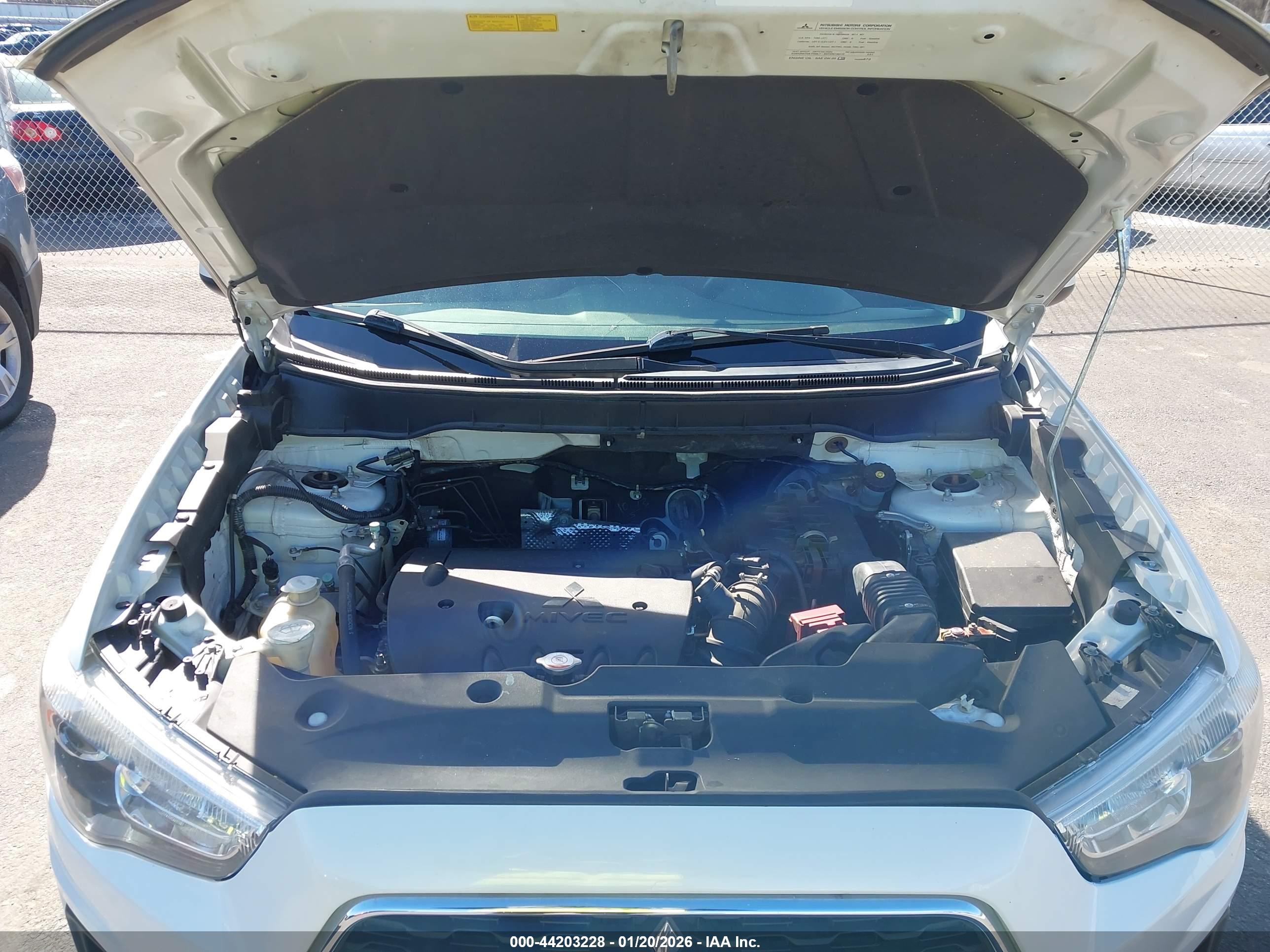 MITSUBISHI OUTLANDER image 10