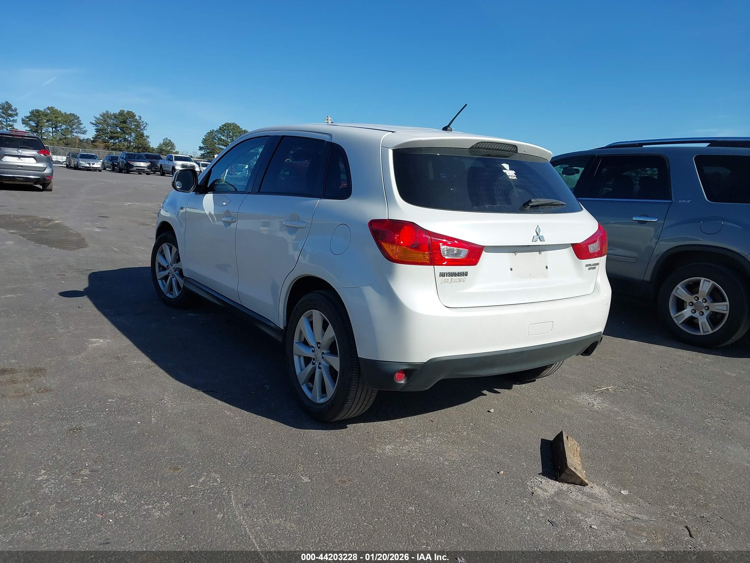 MITSUBISHI OUTLANDER image 3