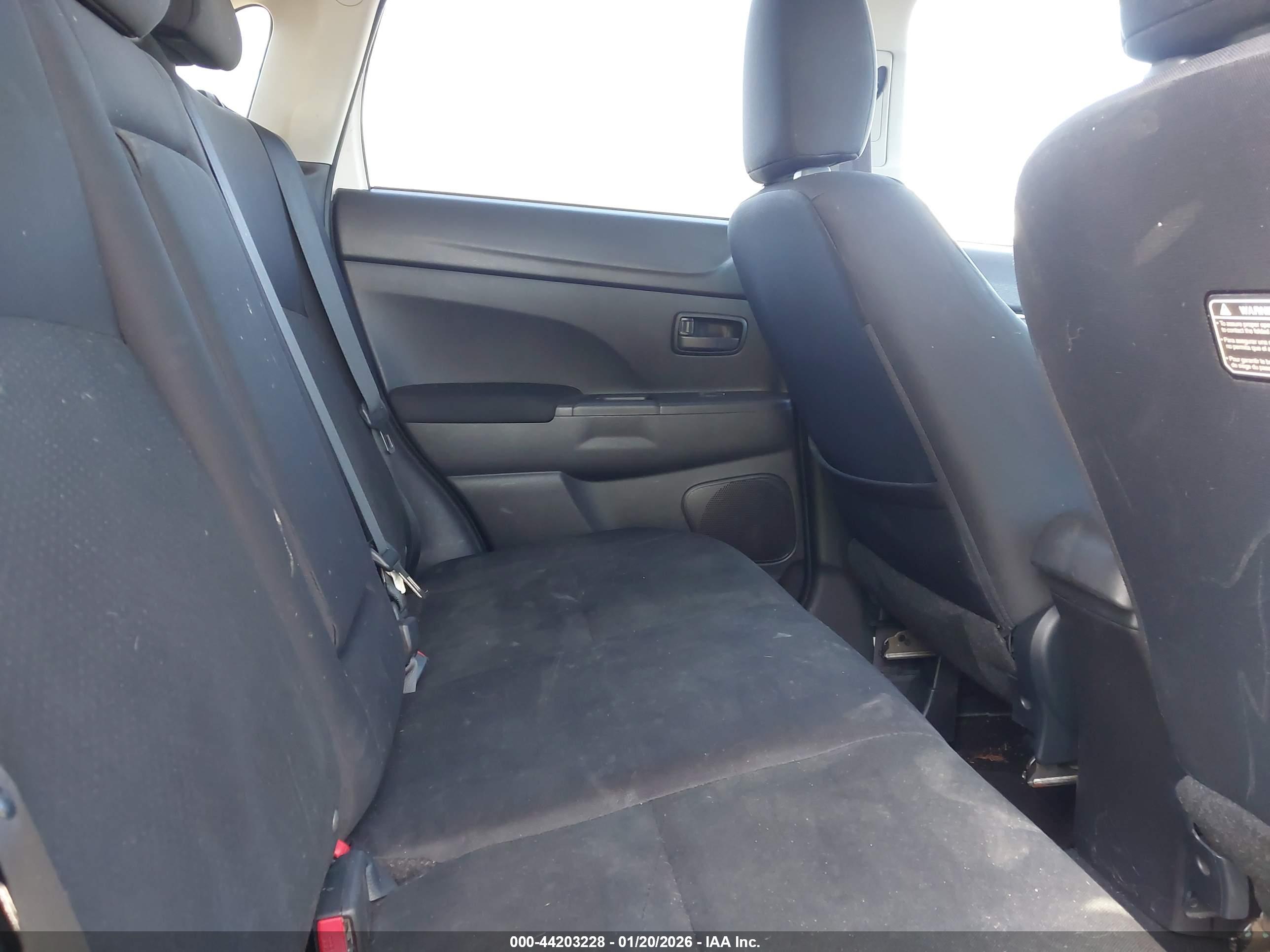 MITSUBISHI OUTLANDER image 8