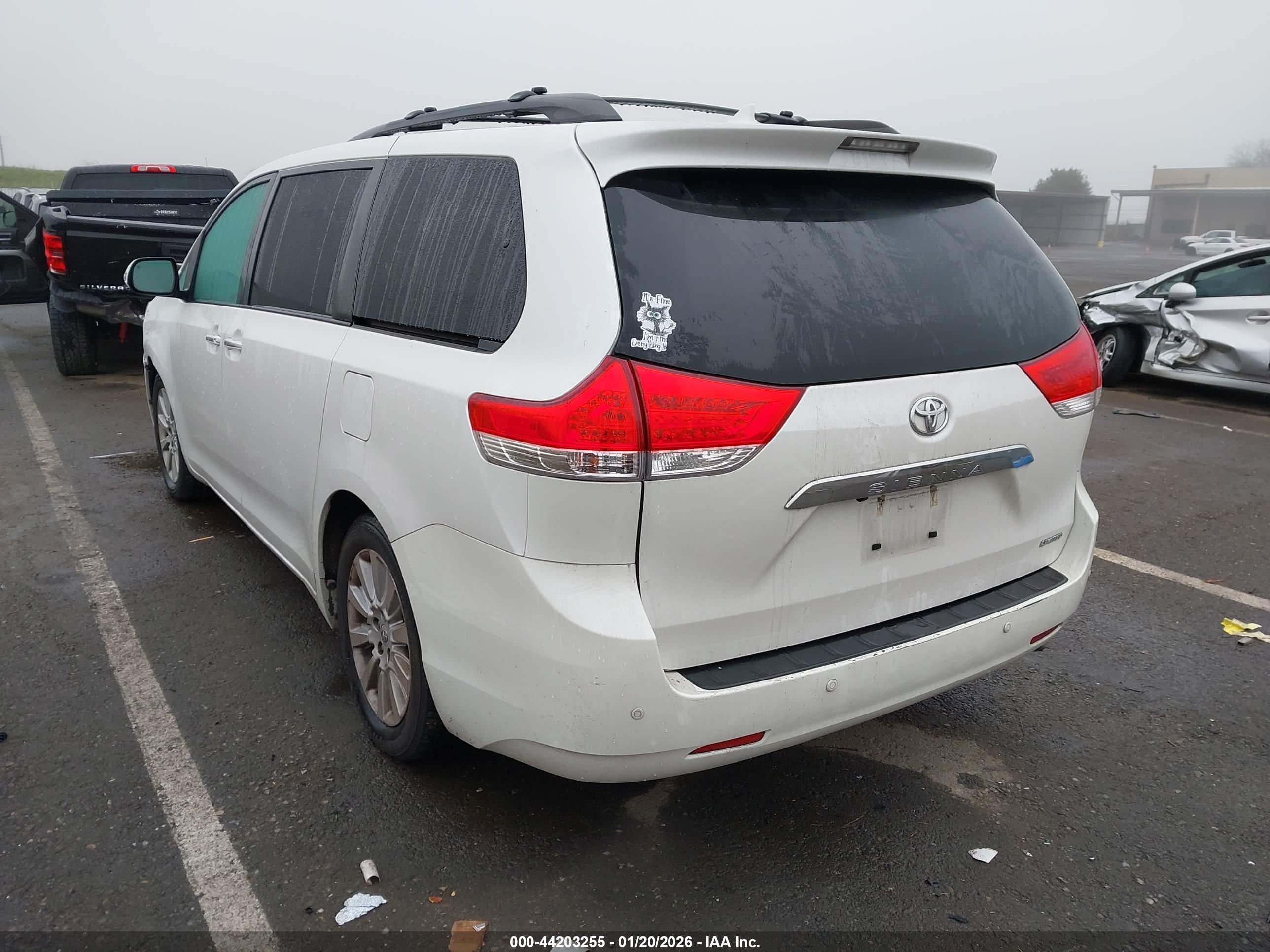 TOYOTA SIENNA image 3