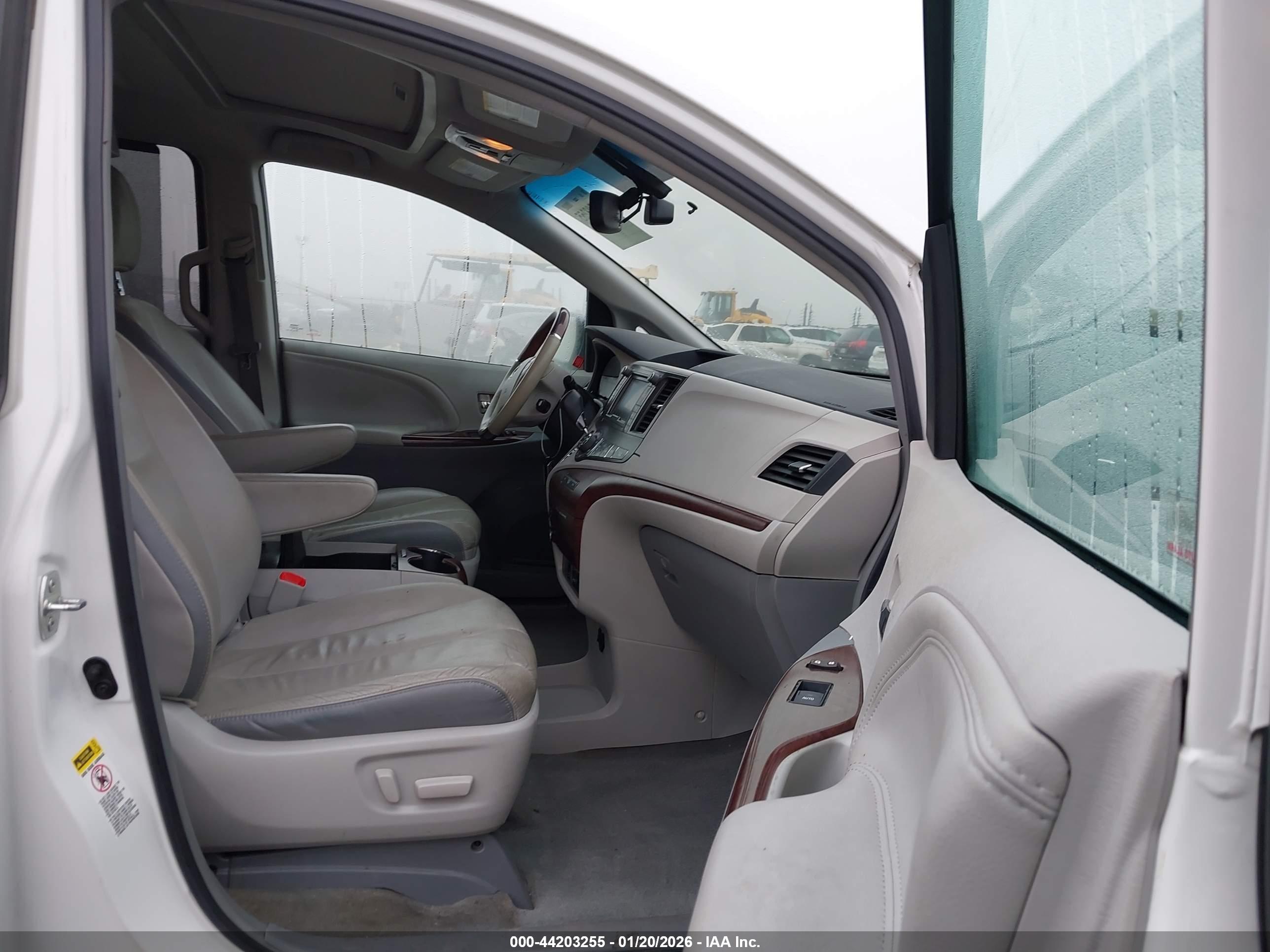 TOYOTA SIENNA image 5