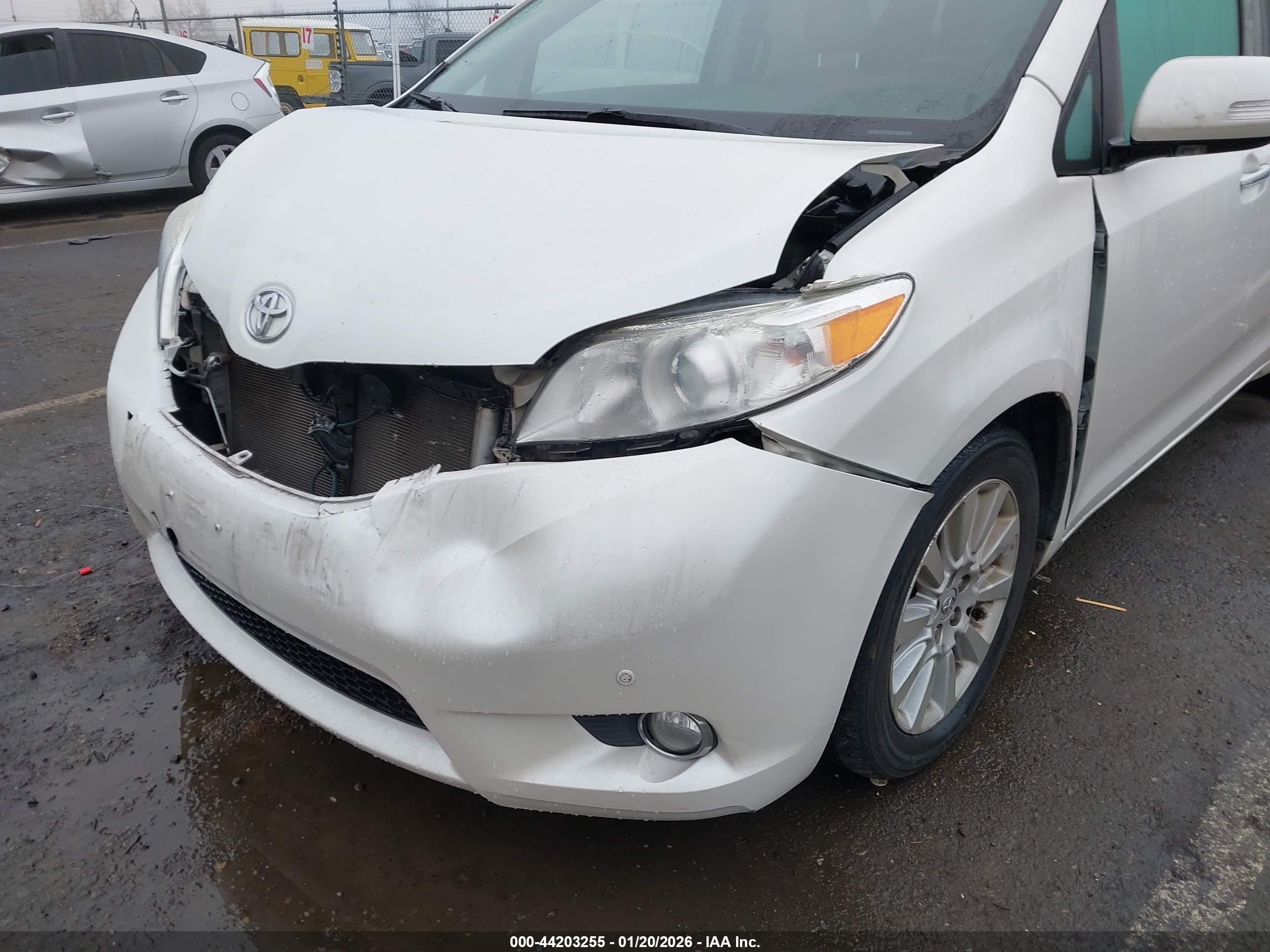 TOYOTA SIENNA image 6