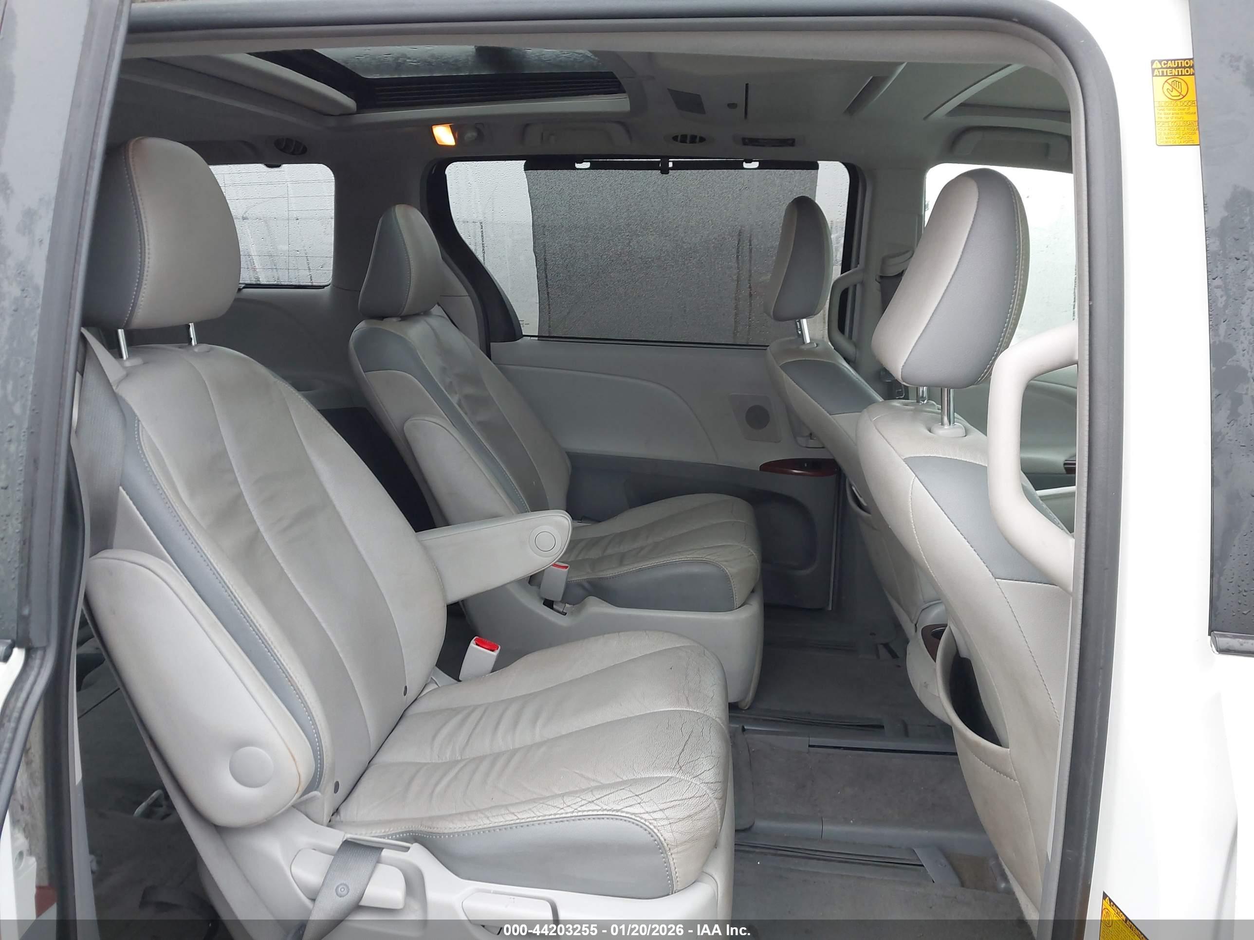TOYOTA SIENNA image 8