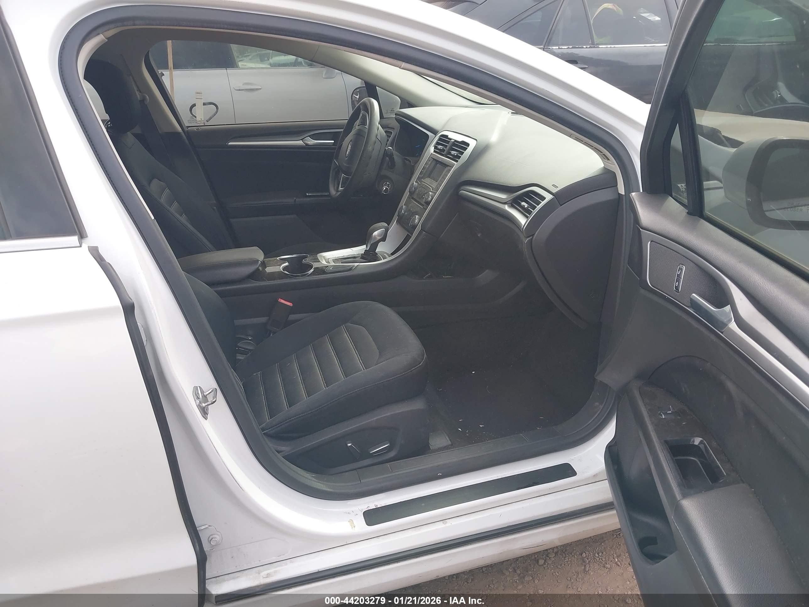 FORD FUSION image 5