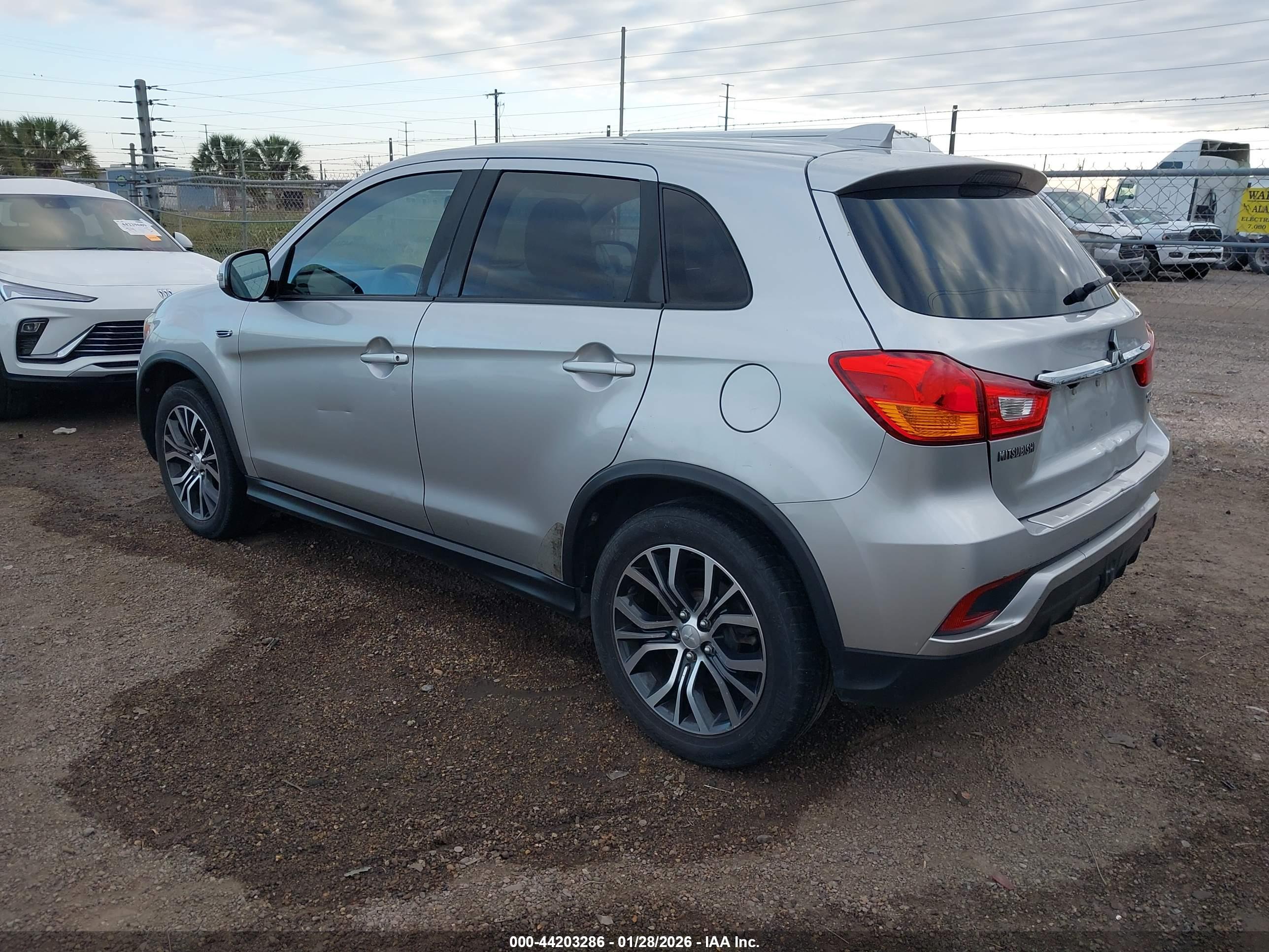 MITSUBISHI OUTLANDER image 3