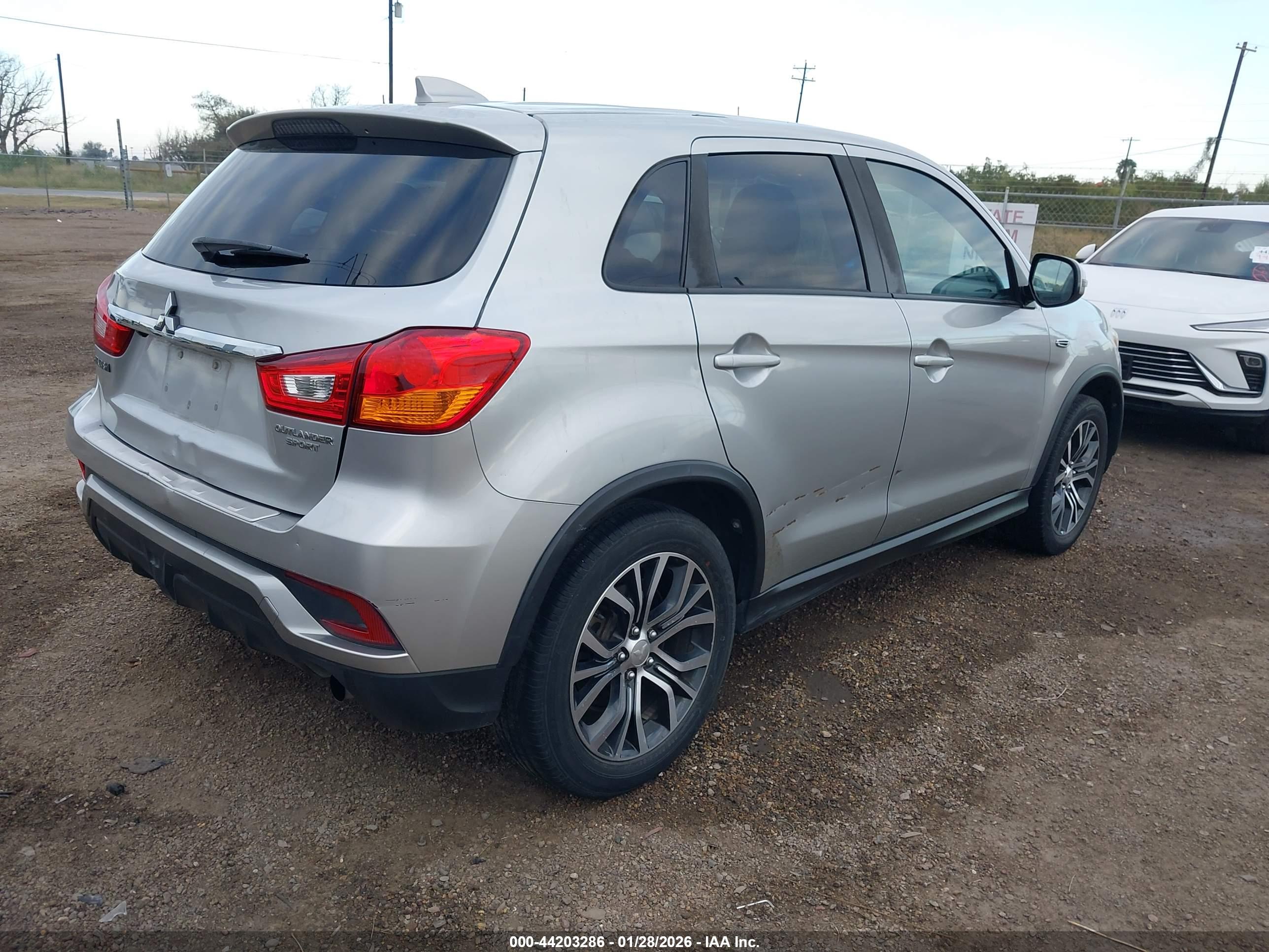 MITSUBISHI OUTLANDER image 4