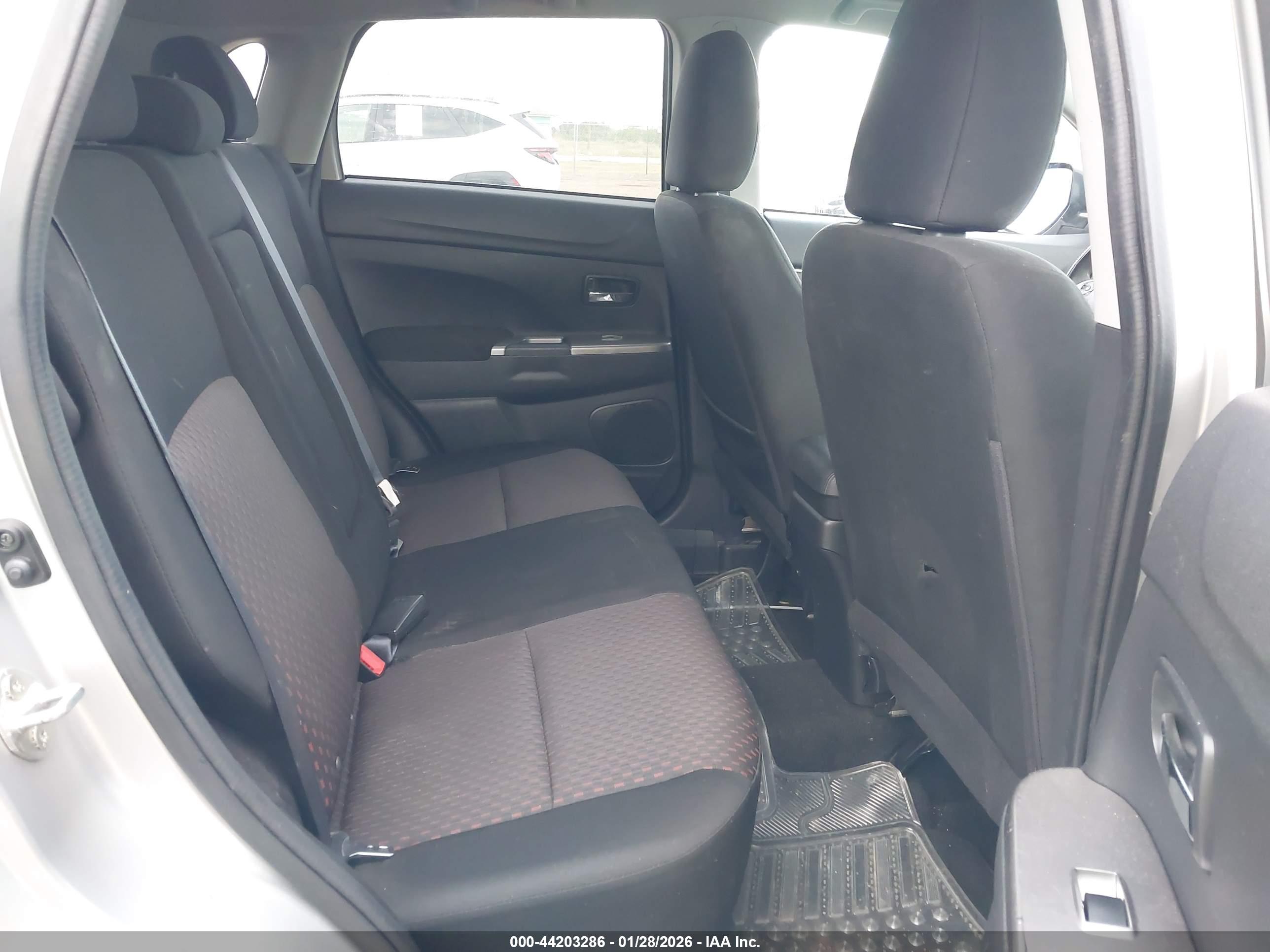 MITSUBISHI OUTLANDER image 8