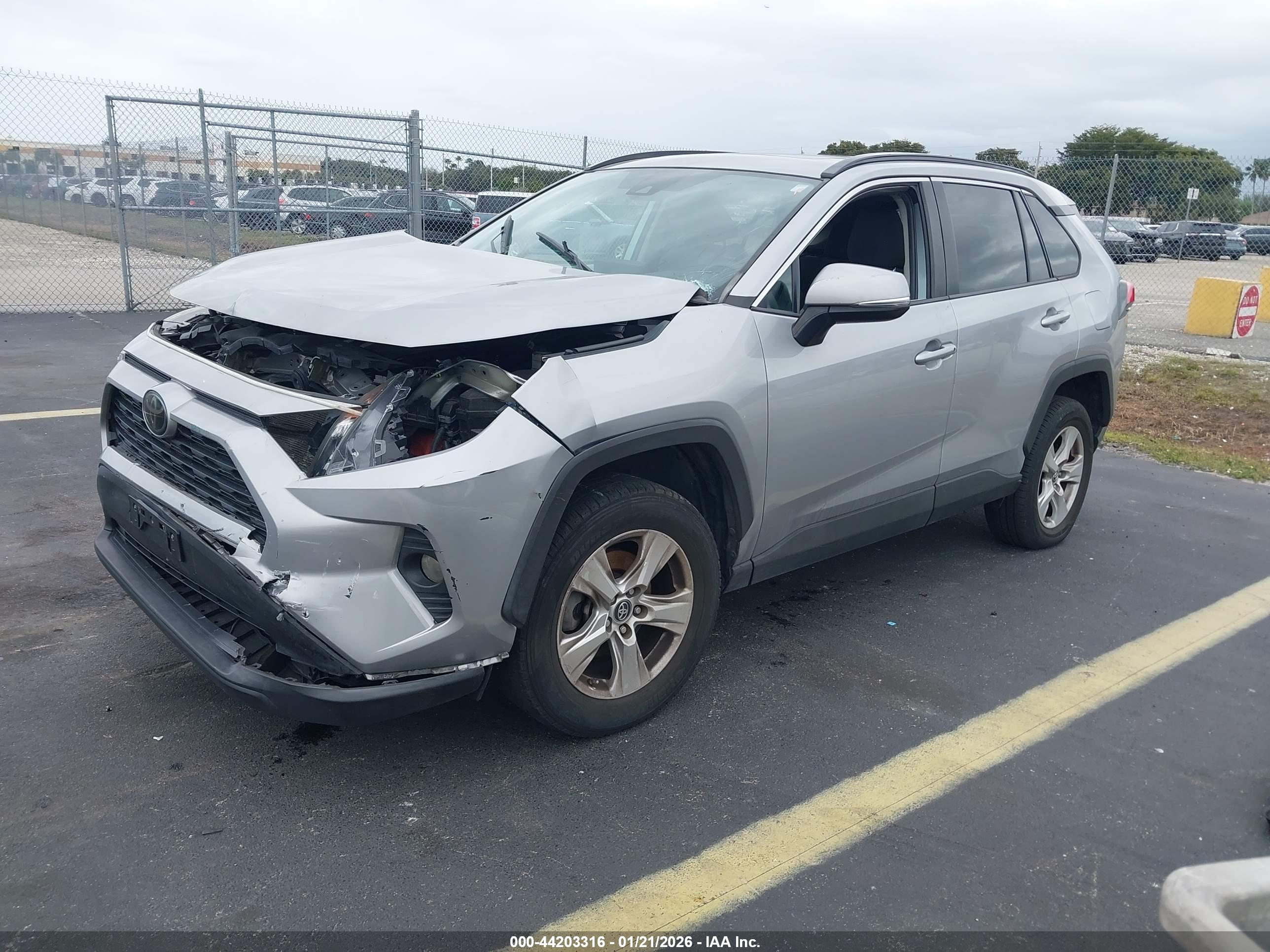TOYOTA RAV4 image 2