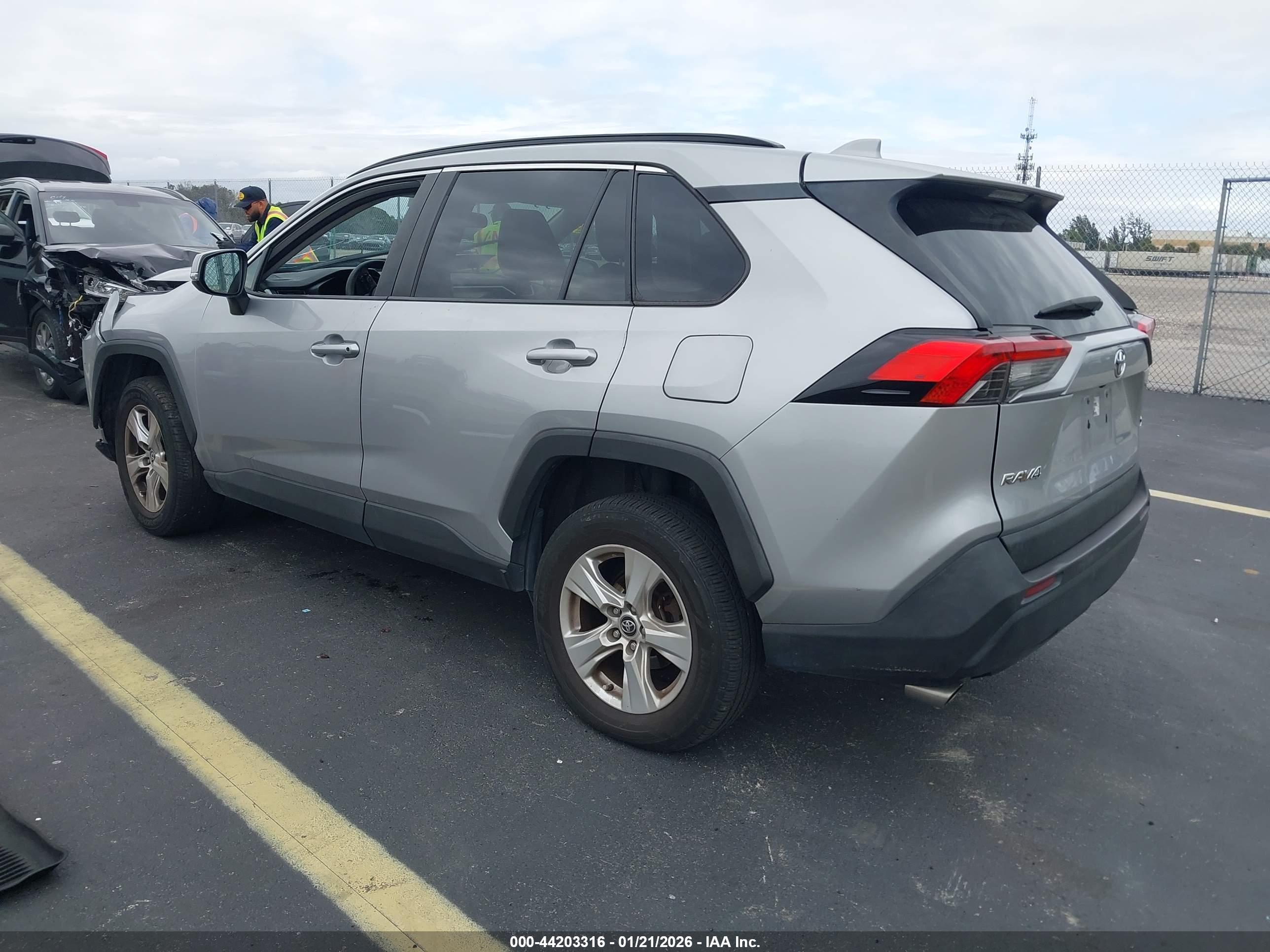 TOYOTA RAV4 image 3