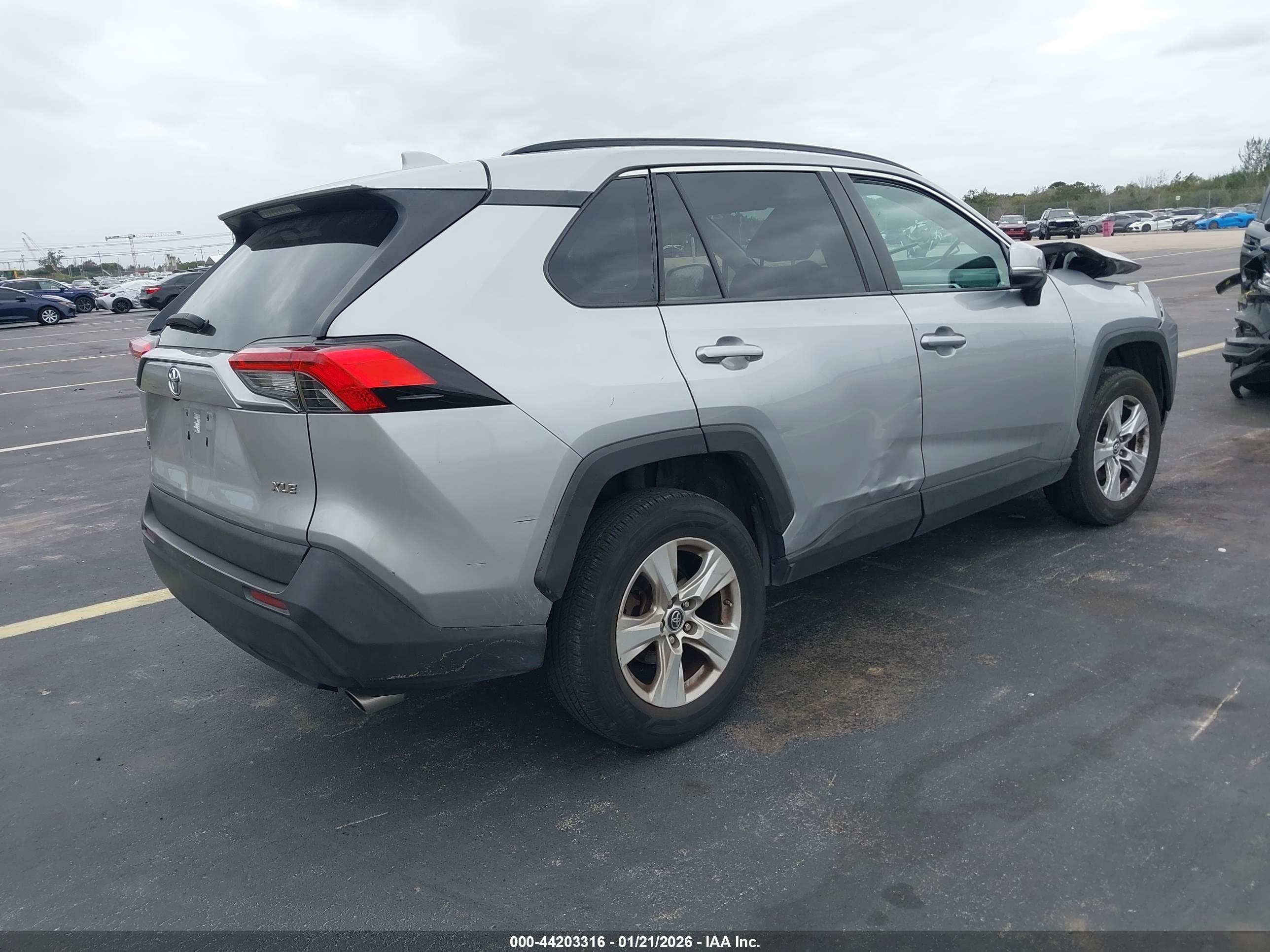 TOYOTA RAV4 image 4