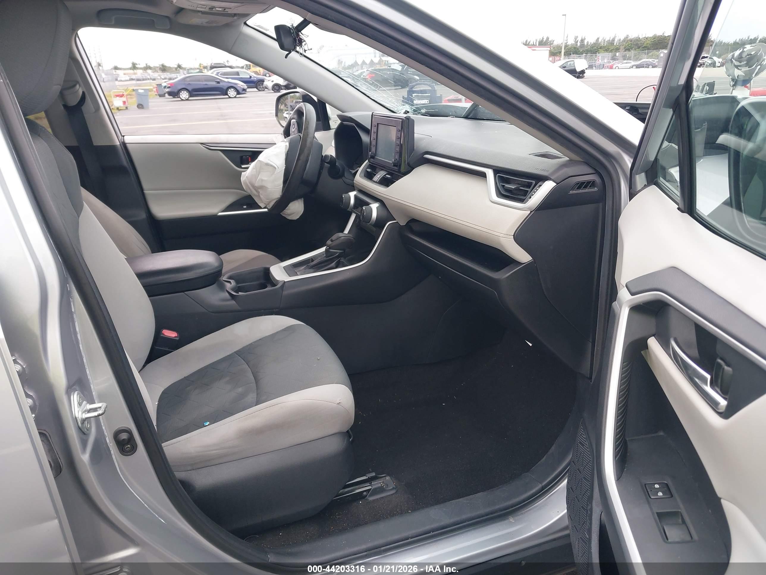 TOYOTA RAV4 image 5
