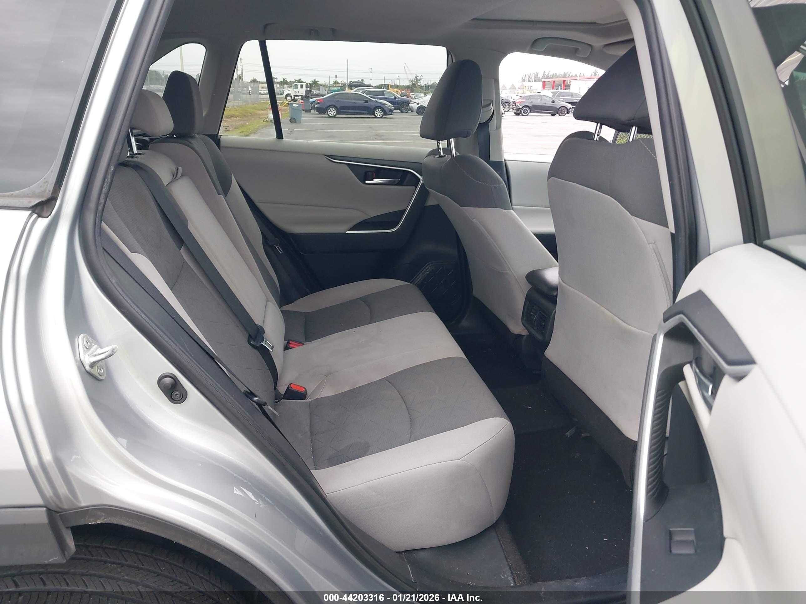 TOYOTA RAV4 image 8