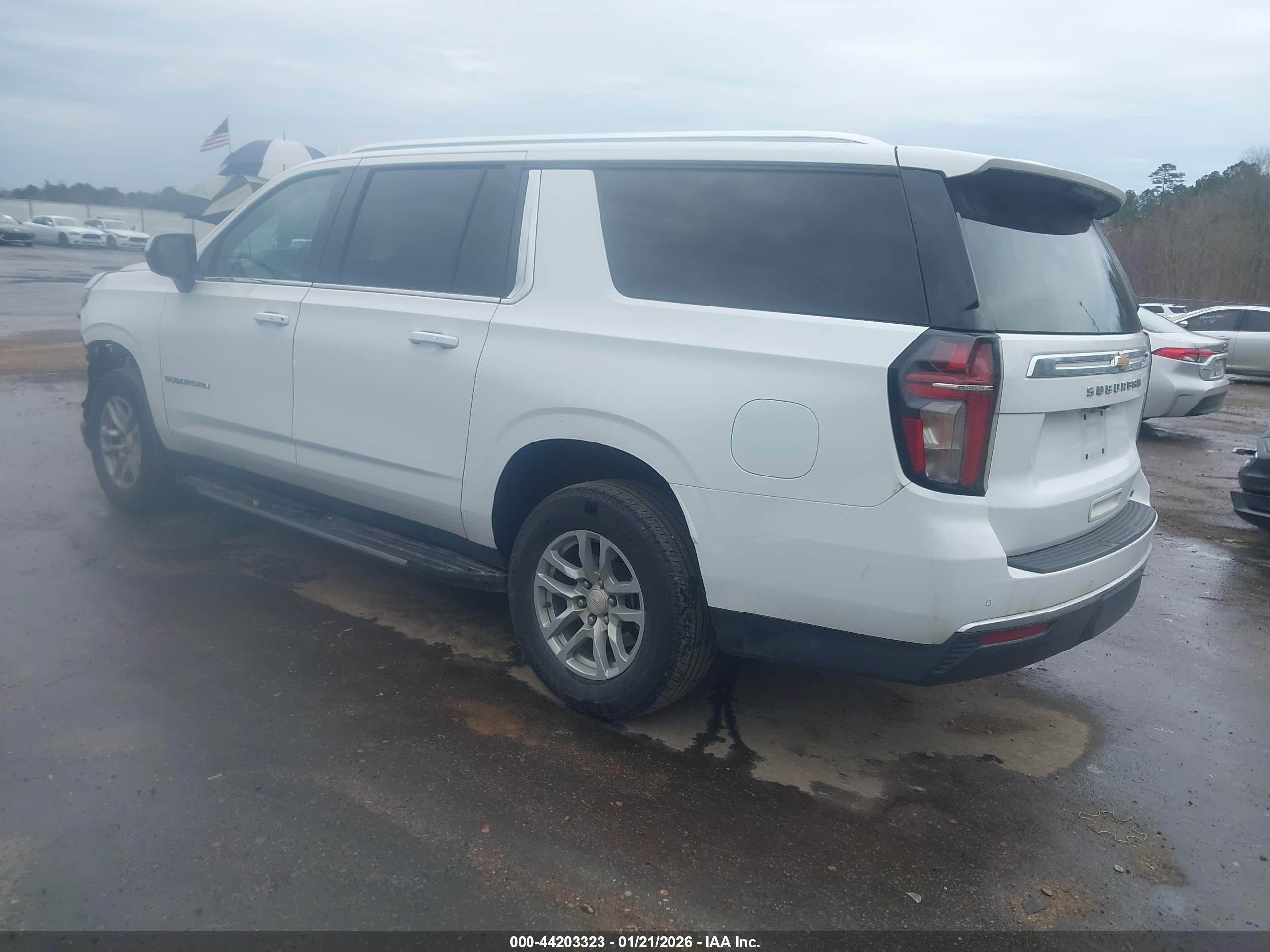 CHEVROLET SUBURBAN image 3