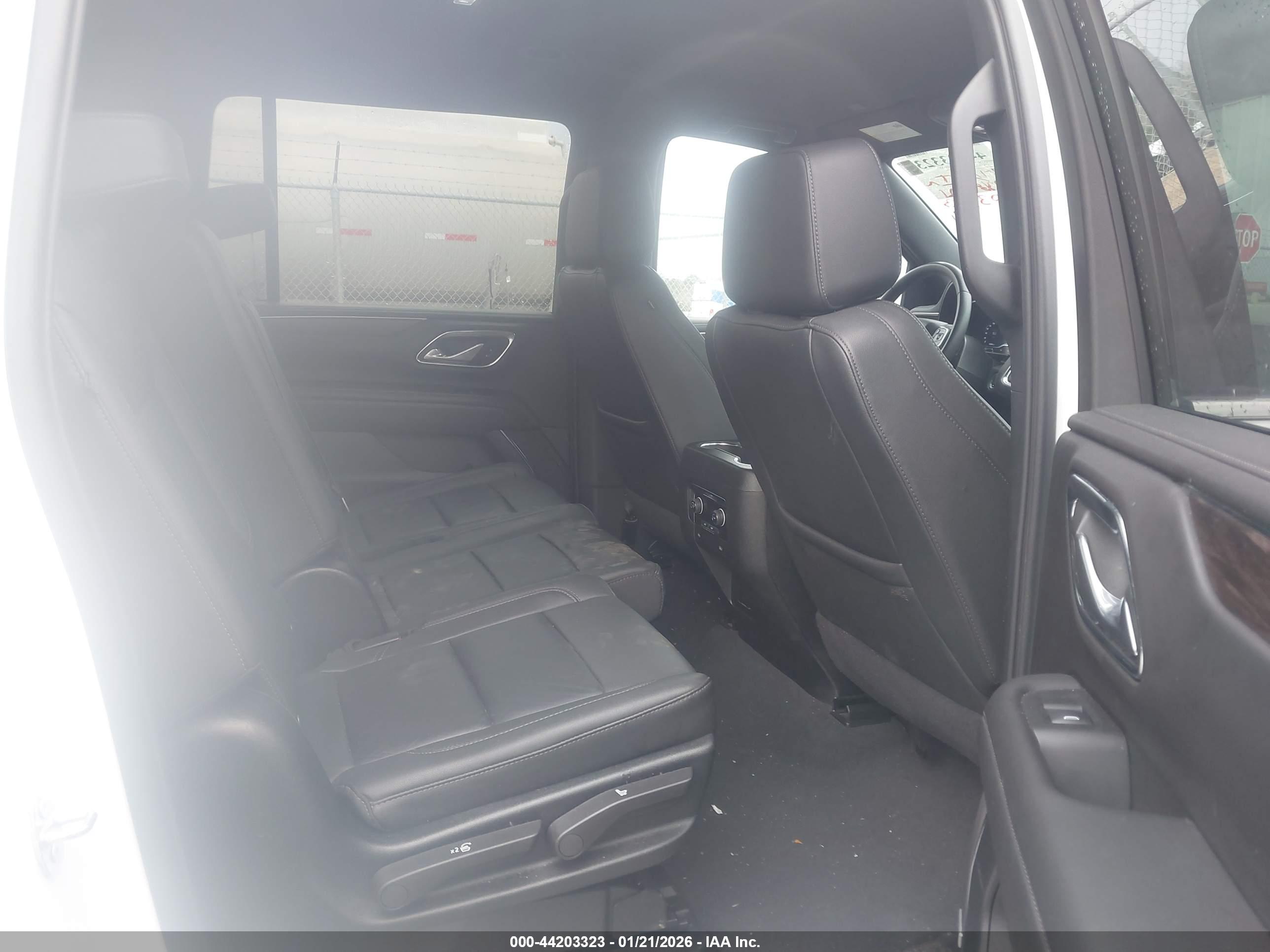 CHEVROLET SUBURBAN image 8
