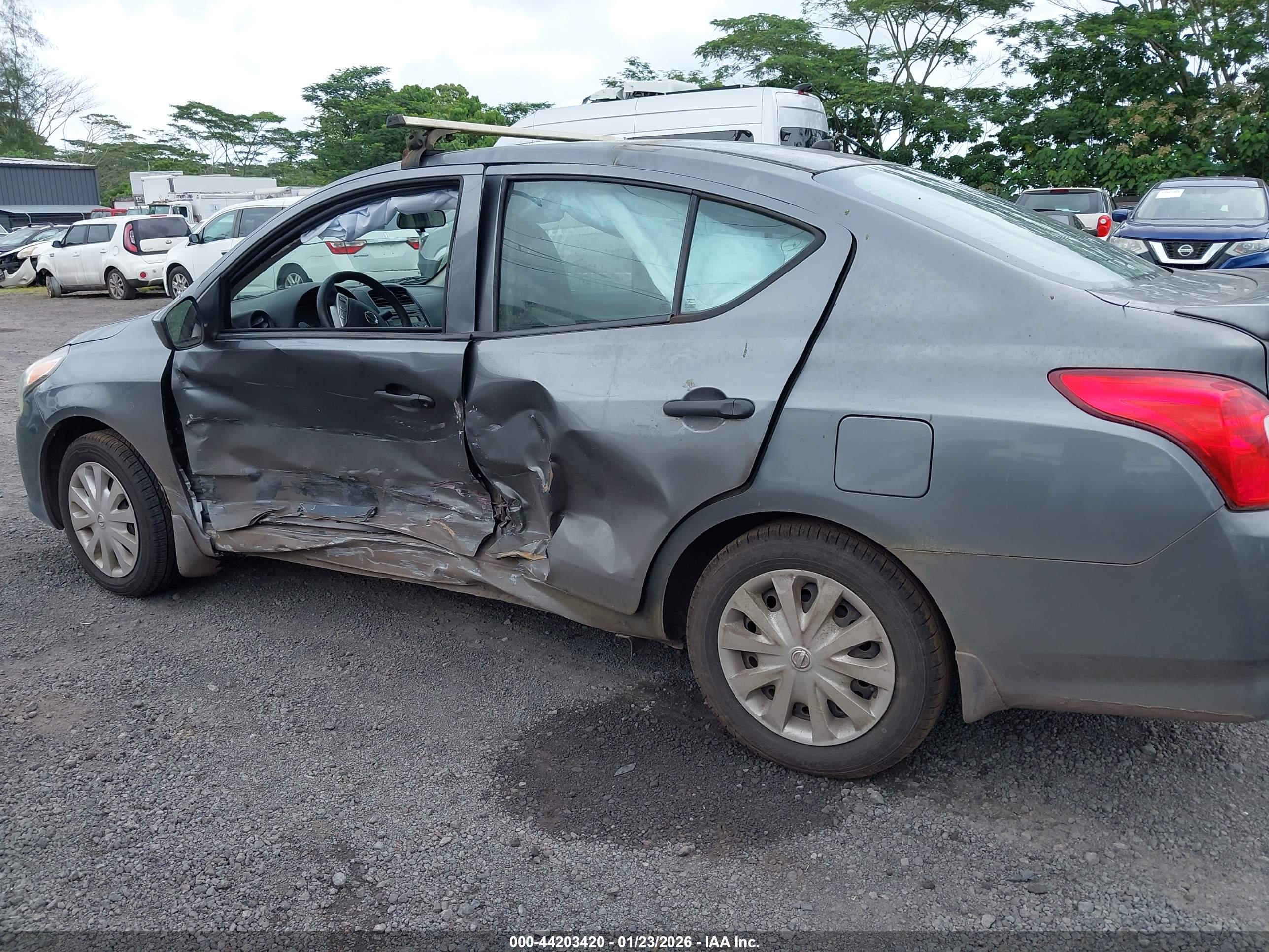 NISSAN VERSA image 6