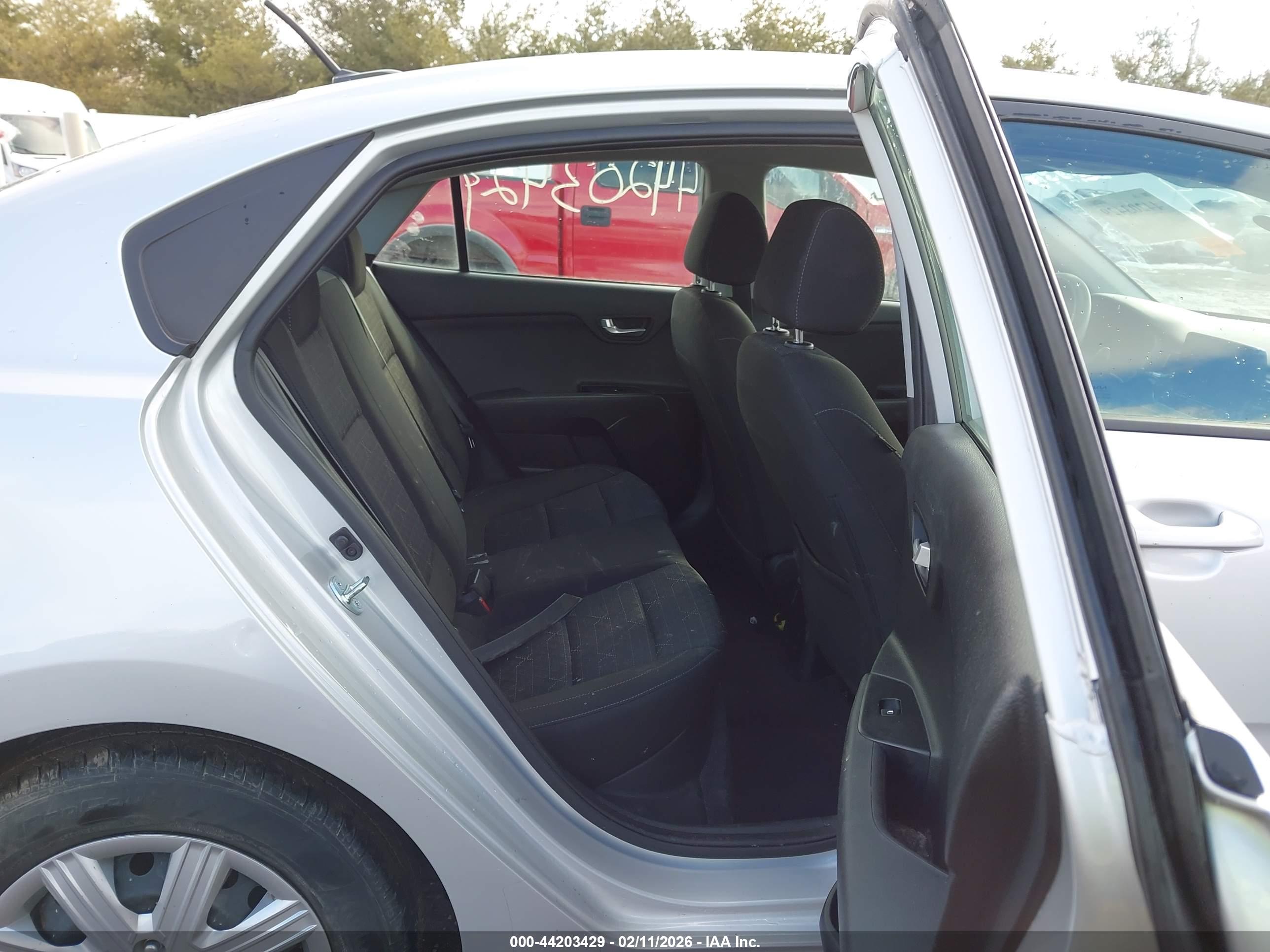 KIA RIO image 8