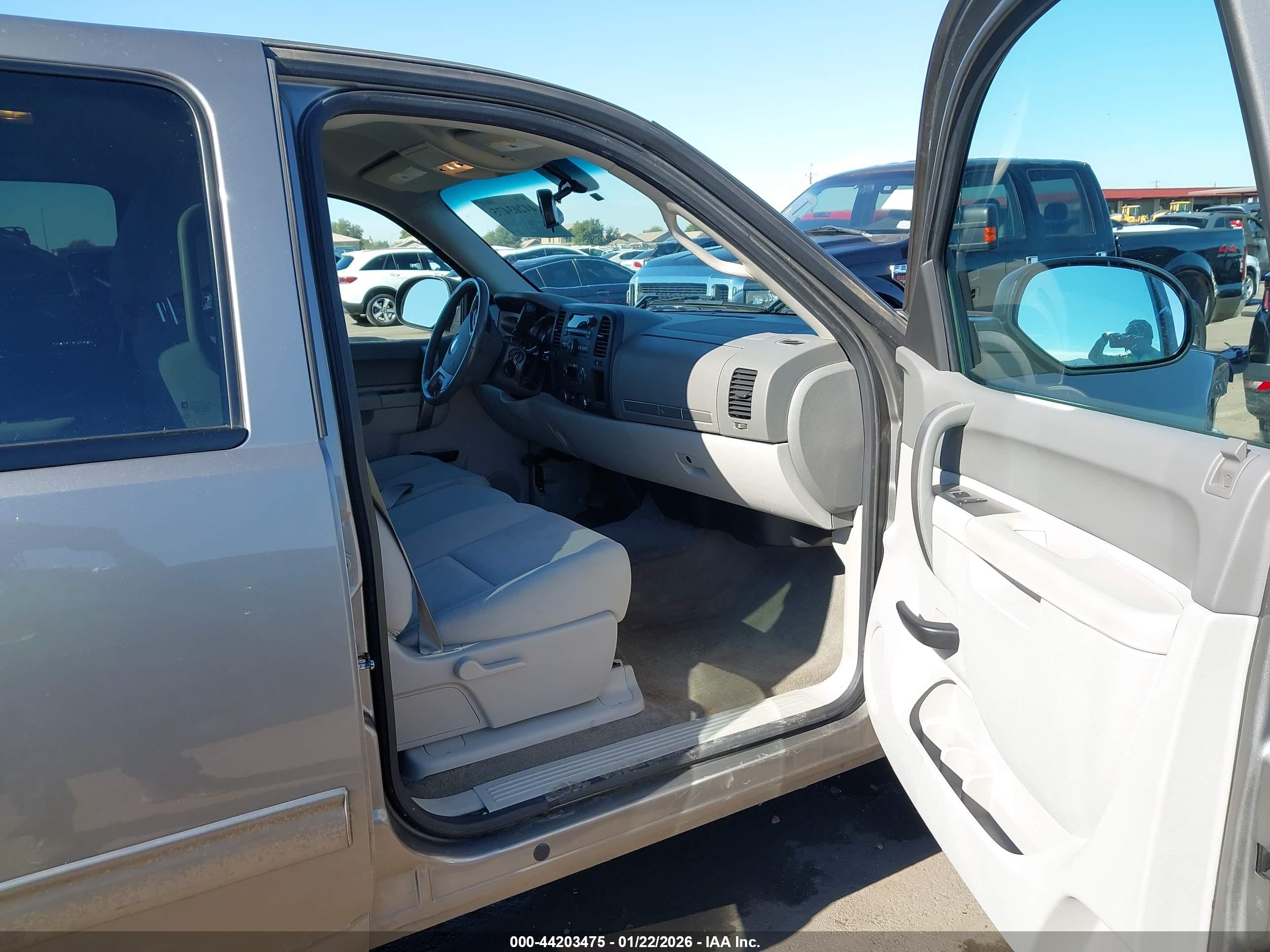 CHEVROLET SILVERADO image 5
