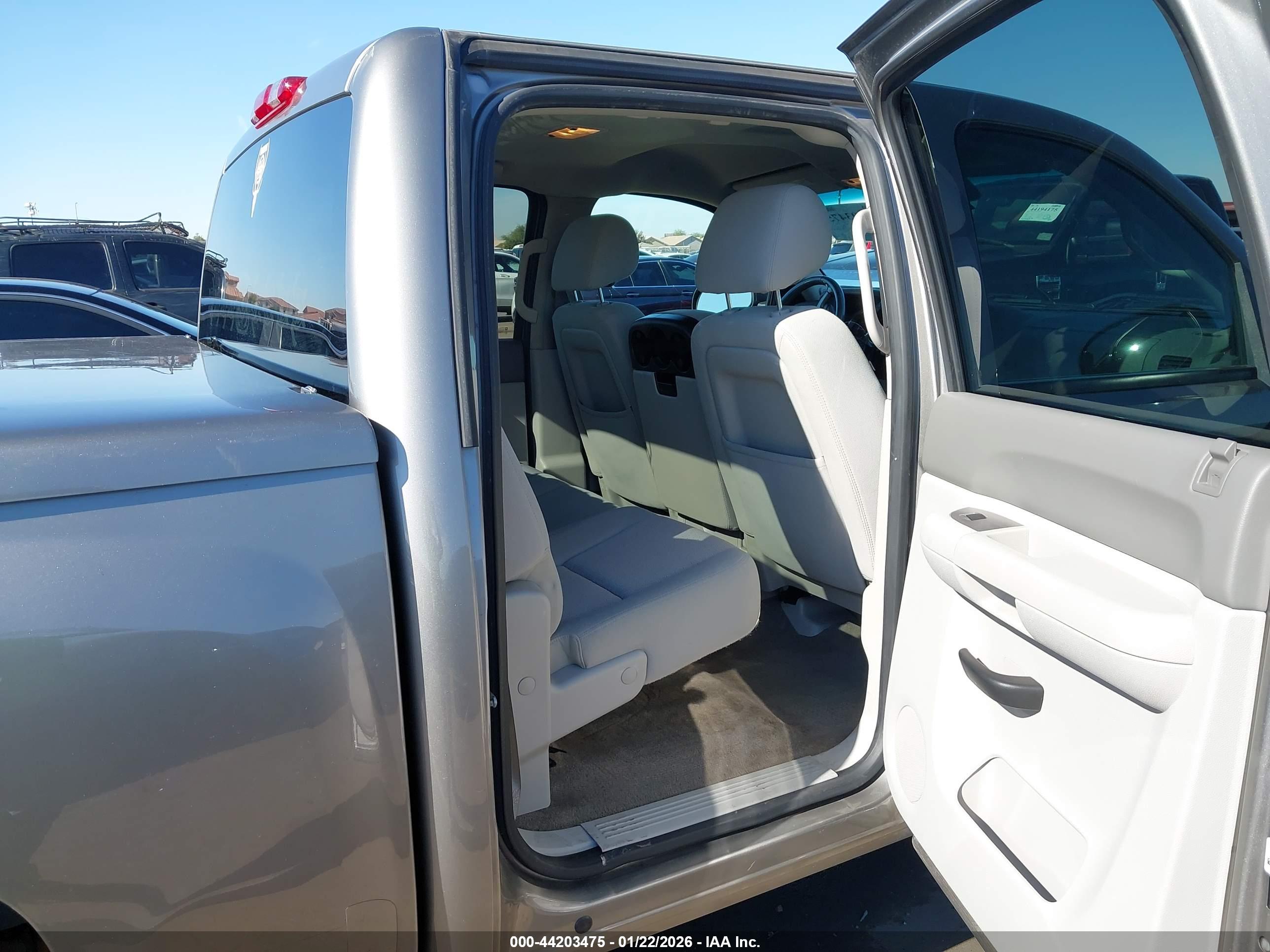 CHEVROLET SILVERADO image 8